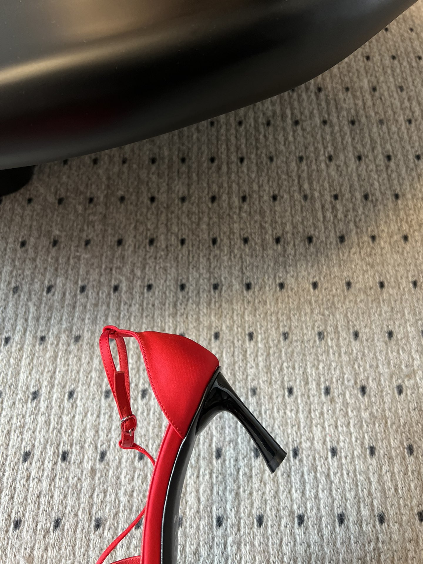 
COTEMP·24/ 春夏绝美凉鞋

Regalo细带凉鞋 这个品牌的鞋真的很难不爱
超精致百搭 夏季