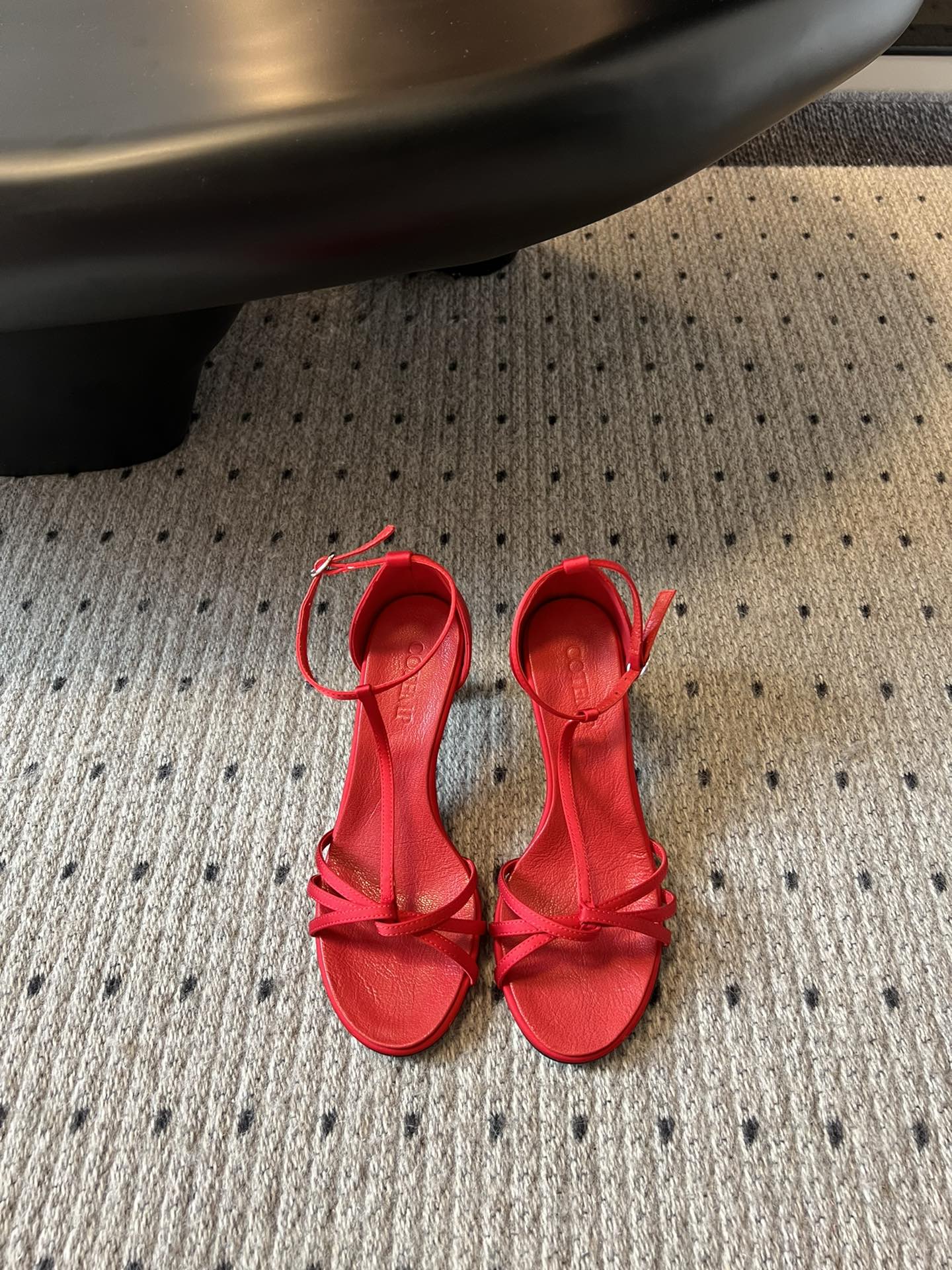 
COTEMP·24/ 春夏绝美凉鞋

Regalo细带凉鞋 这个品牌的鞋真的很难不爱
超精致百搭 夏季