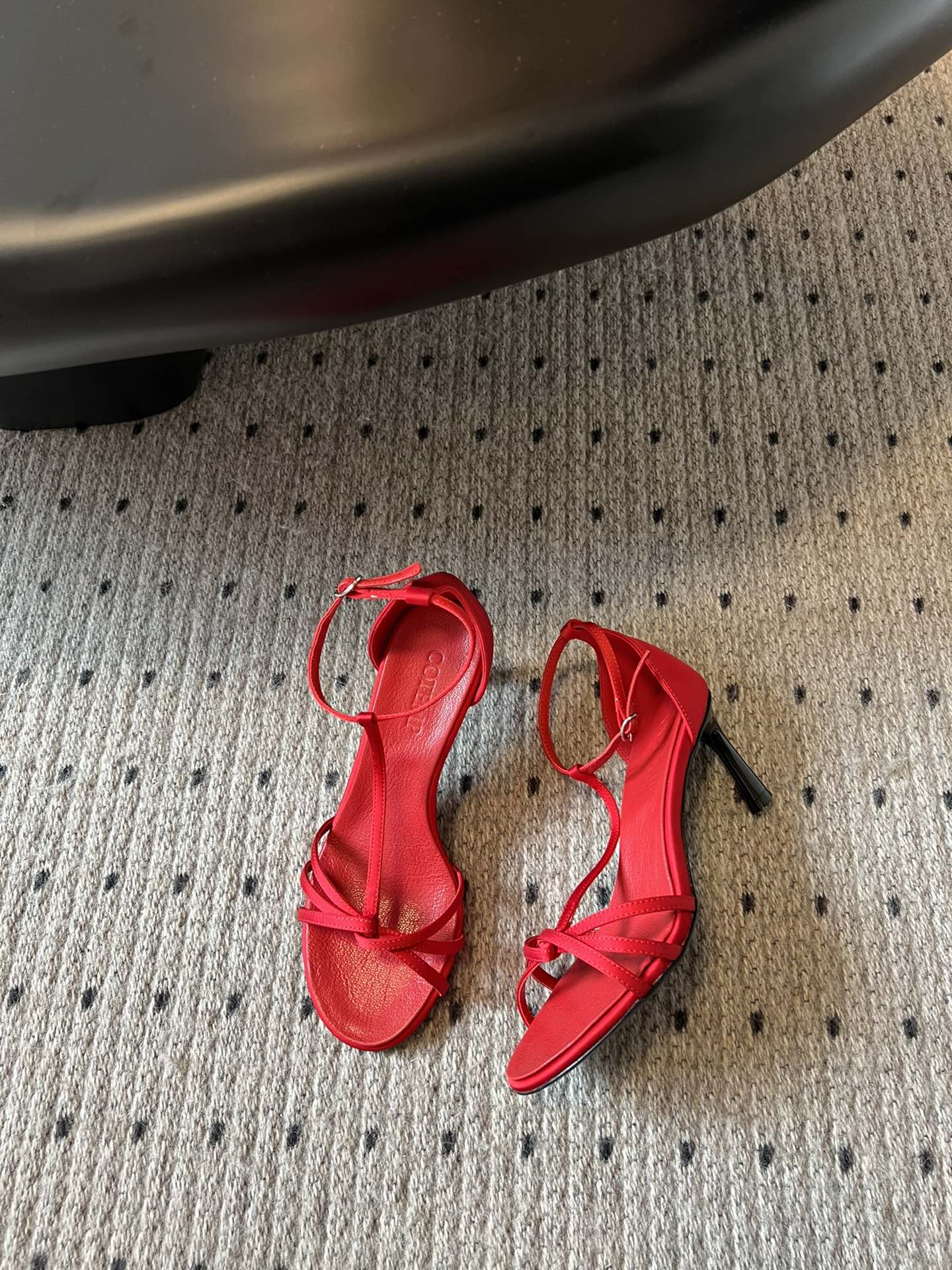 
COTEMP·24/ 春夏绝美凉鞋

Regalo细带凉鞋 这个品牌的鞋真的很难不爱
超精致百搭 夏季