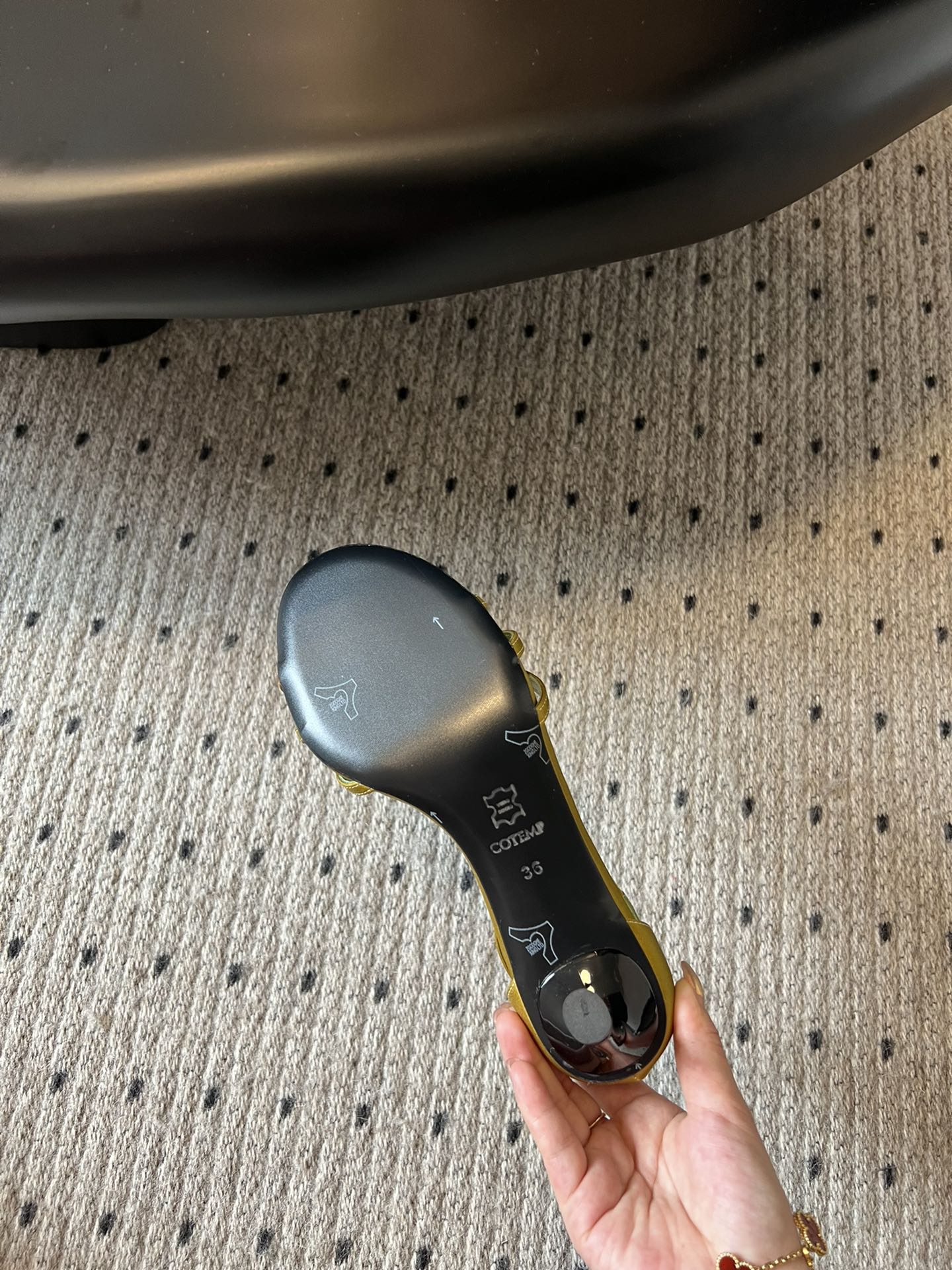 
COTEMP·24/ 春夏绝美凉鞋

Regalo细带凉鞋 这个品牌的鞋真的很难不爱
超精致百搭 夏季