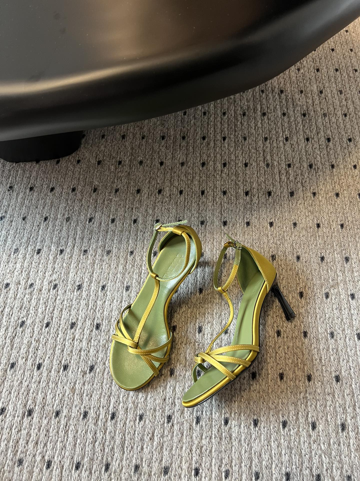 
COTEMP·24/ 春夏绝美凉鞋

Regalo细带凉鞋 这个品牌的鞋真的很难不爱
超精致百搭 夏季