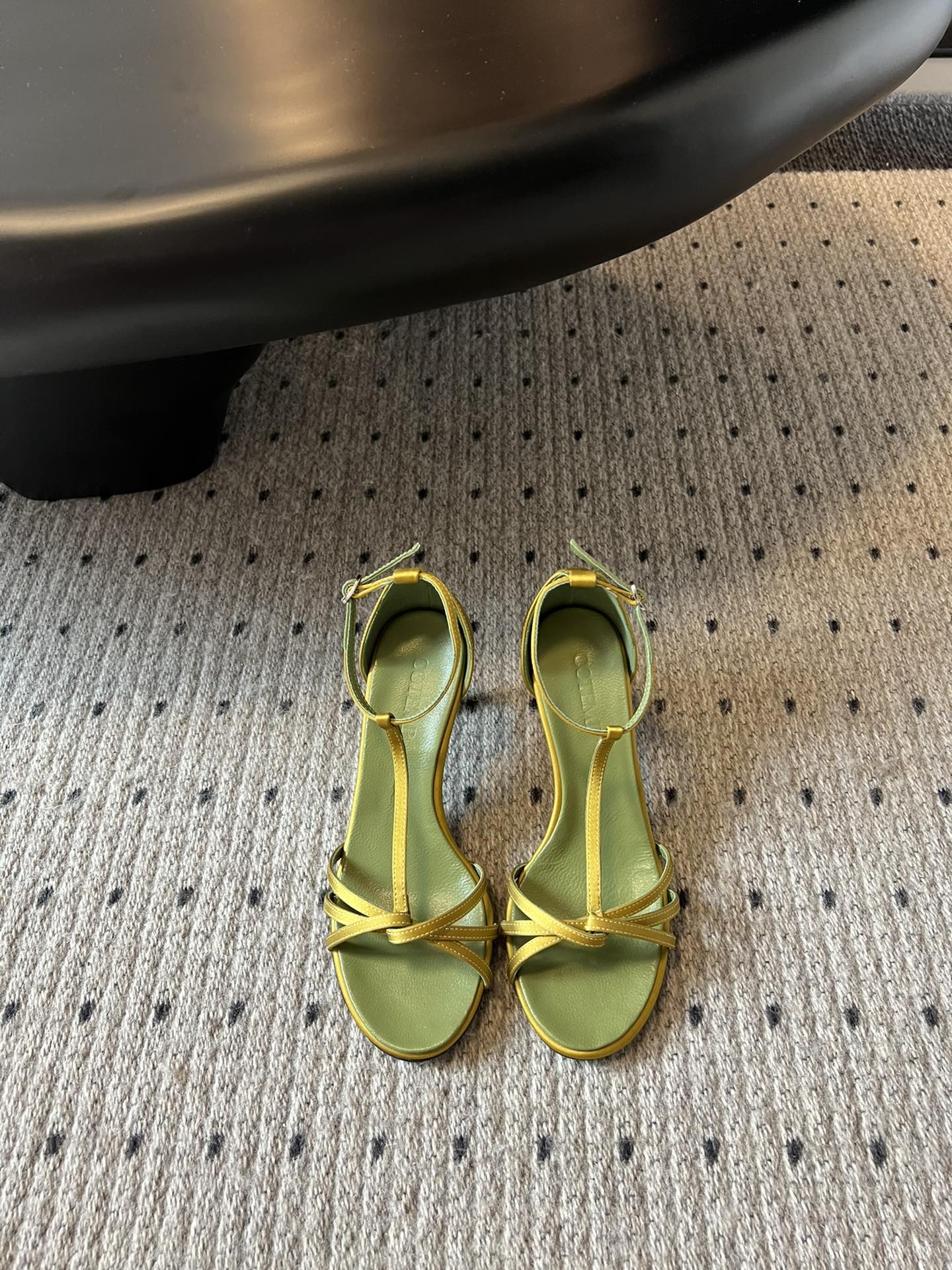 
COTEMP·24/ 春夏绝美凉鞋

Regalo细带凉鞋 这个品牌的鞋真的很难不爱
超精致百搭 夏季