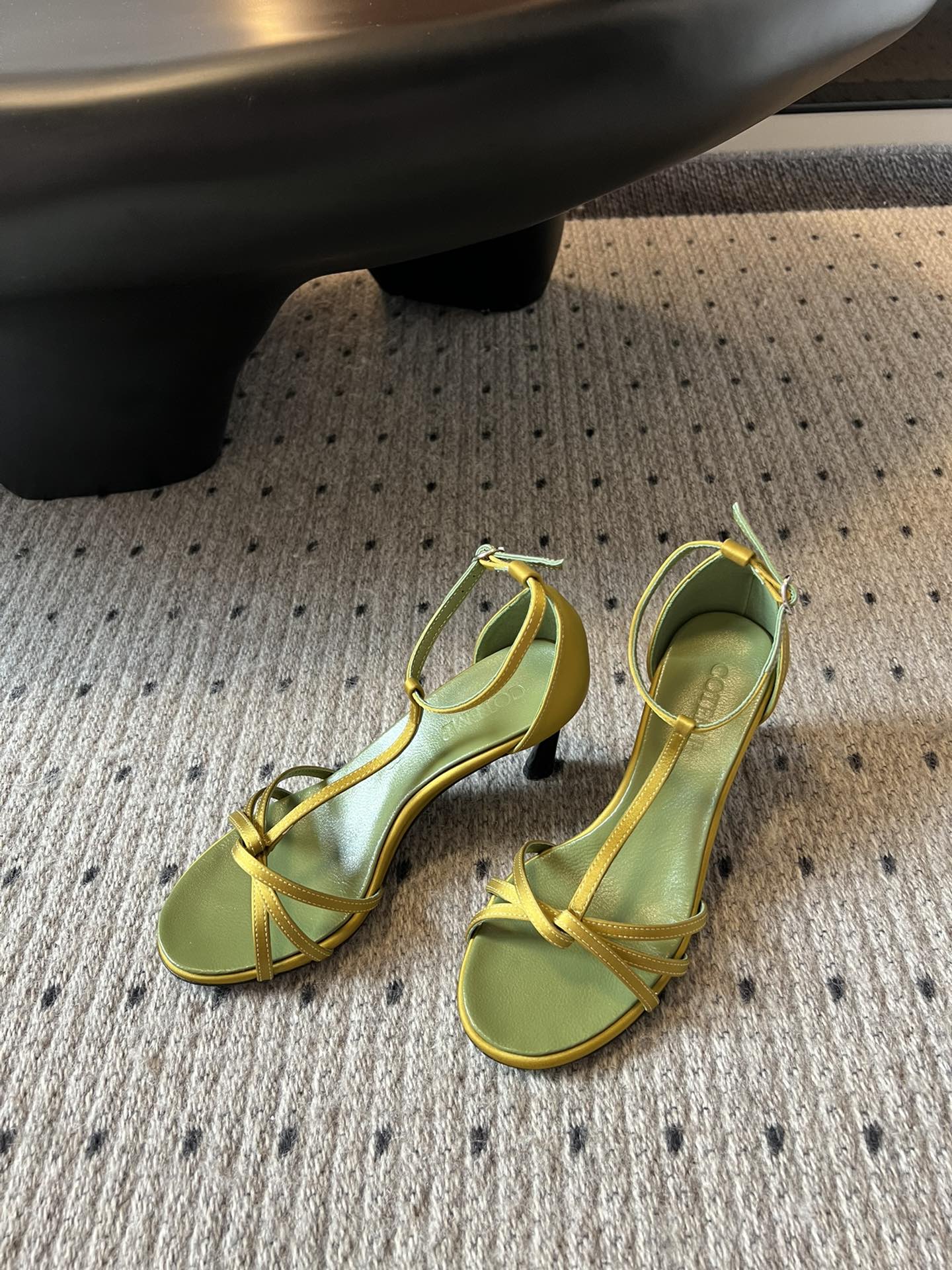 
COTEMP·24/ 春夏绝美凉鞋

Regalo细带凉鞋 这个品牌的鞋真的很难不爱
超精致百搭 夏季