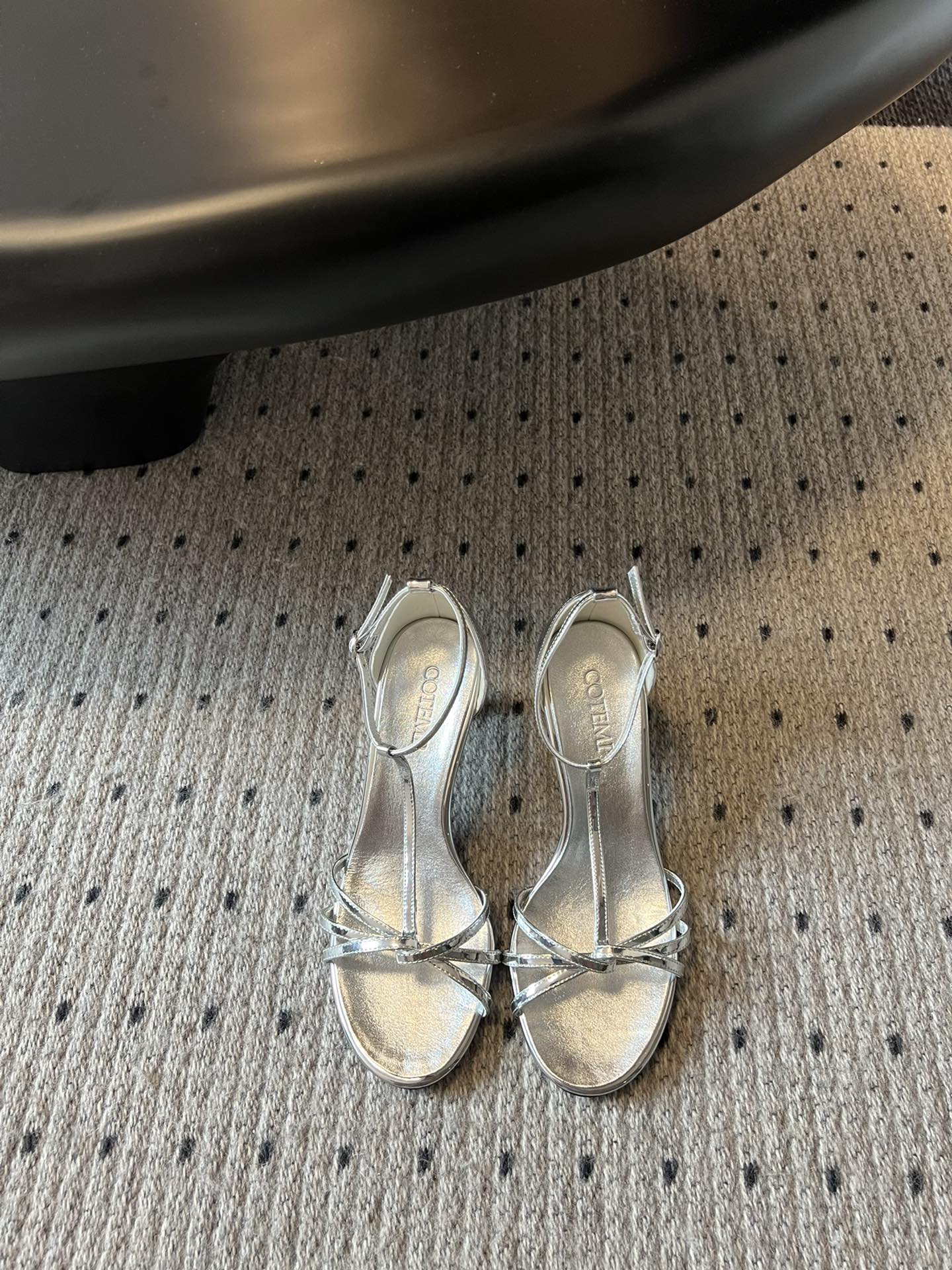 
COTEMP·24/ 春夏绝美凉鞋

Regalo细带凉鞋 这个品牌的鞋真的很难不爱
超精致百搭 夏季