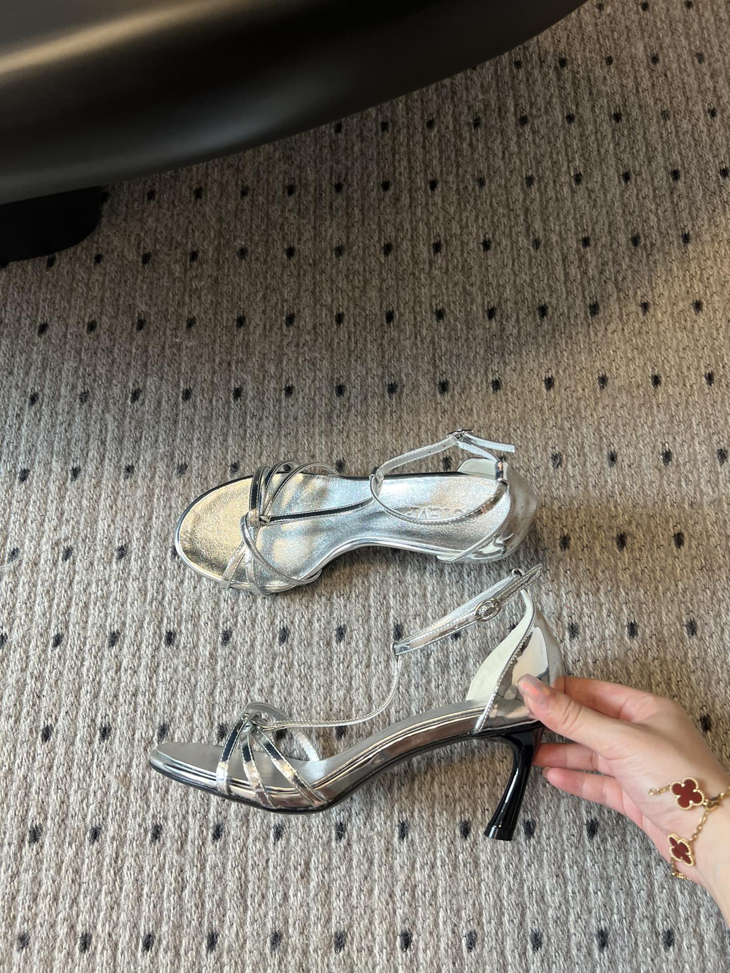 
COTEMP·24/ 春夏绝美凉鞋

Regalo细带凉鞋 这个品牌的鞋真的很难不爱
超精致百搭 夏季