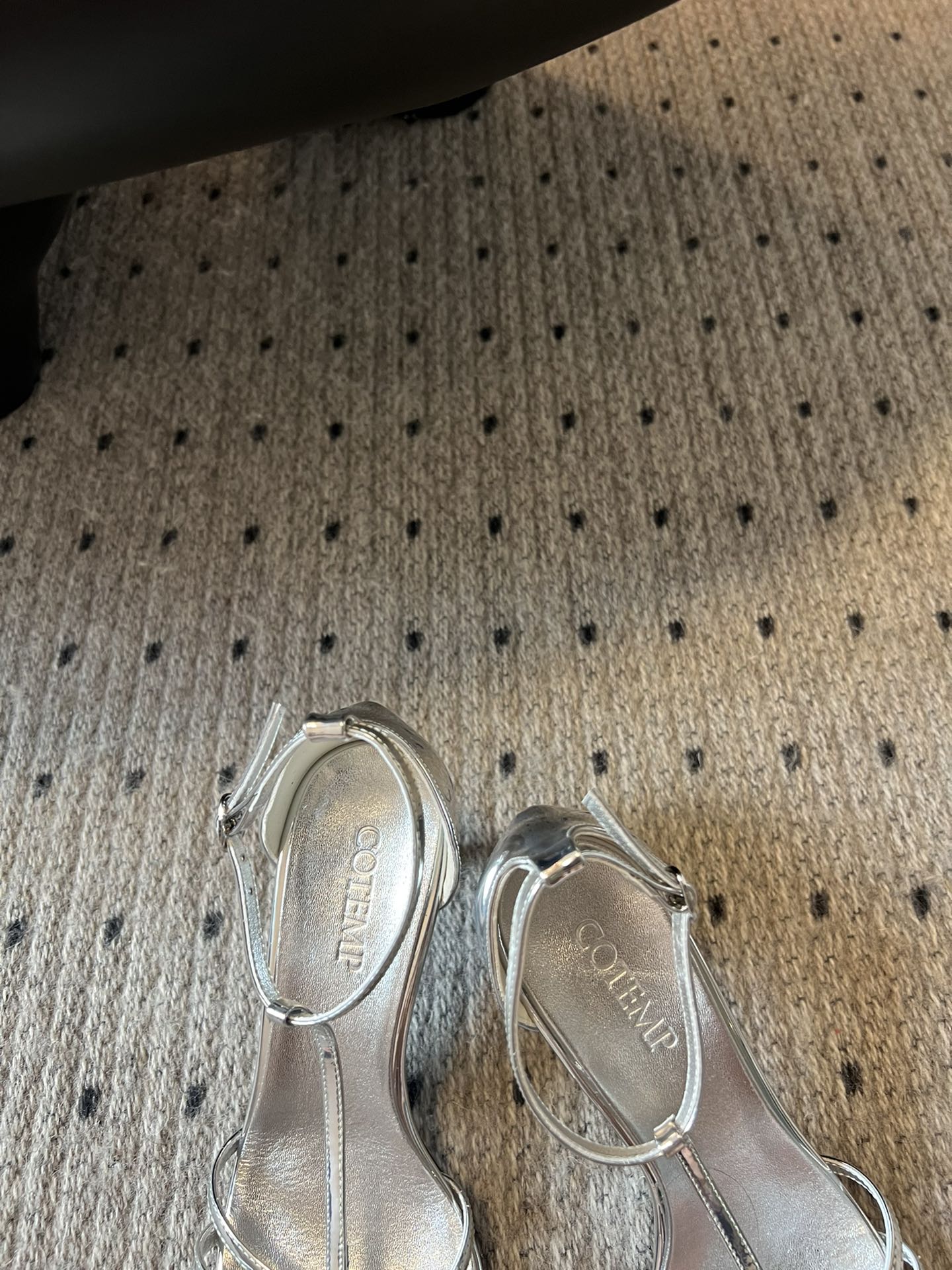 
COTEMP·24/ 春夏绝美凉鞋

Regalo细带凉鞋 这个品牌的鞋真的很难不爱
超精致百搭 夏季