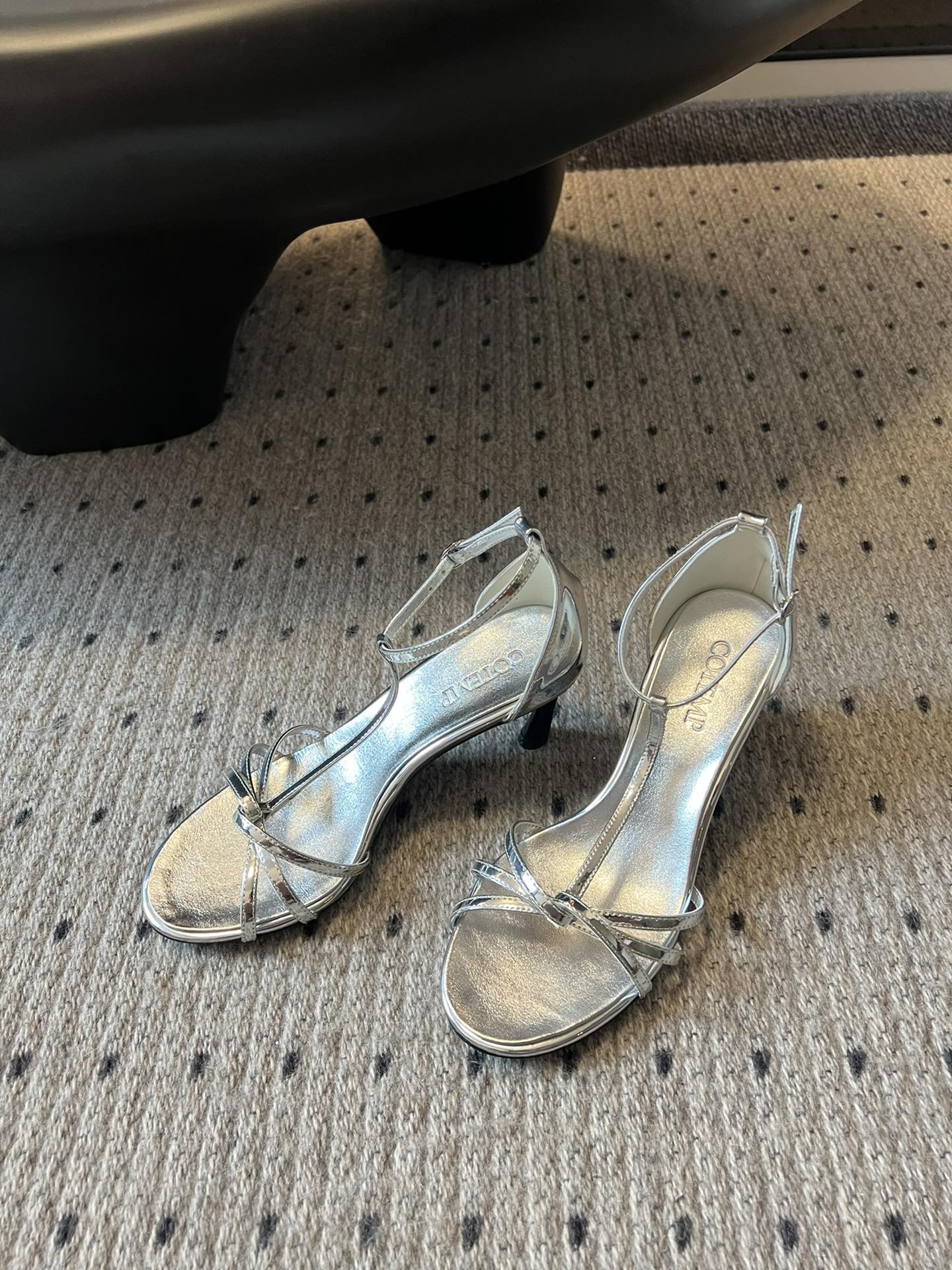 
COTEMP·24/ 春夏绝美凉鞋

Regalo细带凉鞋 这个品牌的鞋真的很难不爱
超精致百搭 夏季