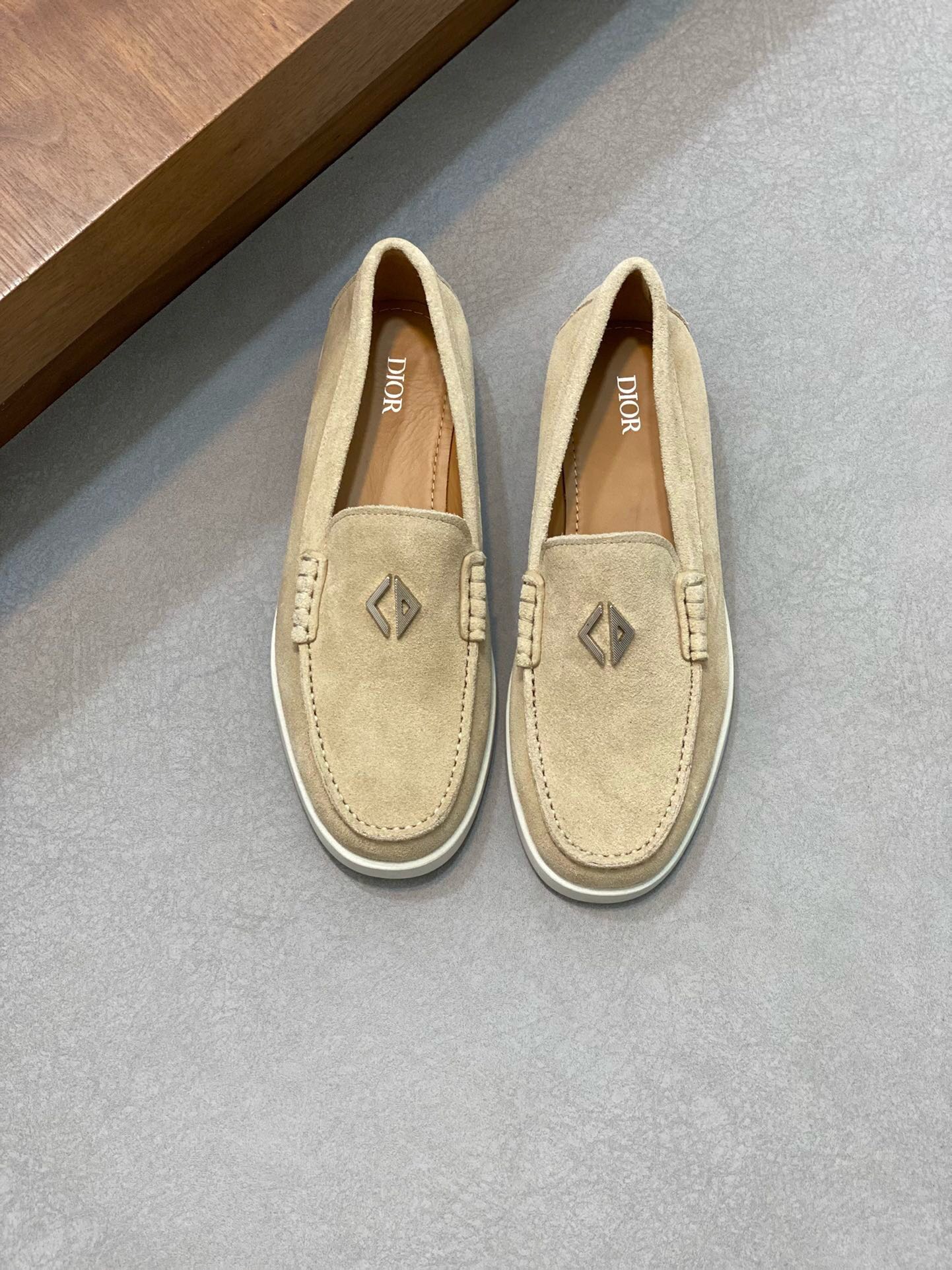 NO:218806,Brand Dior color original color matching number 39-44 customized 38.45.46 Price Material Dior casual footwear shoes The same style of the counter is preferred cowhide head layer cowhide inner cowhide footpad style atmospheric footwear, perfect flow line, high quality workmanship 1:1 accurate reproduction, pure handmade to create a comfortable wearing experience Original rubber outsole, Dior casual shoes, dior, dior, cowhide19860909品牌Dior 颜色原版配色 码数39-44订做38.45.46 价格 材质迪奥休闲套脚鞋 专柜同款优选牛皮头层牛皮内里牛皮垫脚版型大气上脚超有气质完美的流线高品质做工1:1精准复刻 纯手工打造舒适的穿着体验原版橡胶大底,Dior休闲鞋,dior,dior,cowhide,Men's shoes