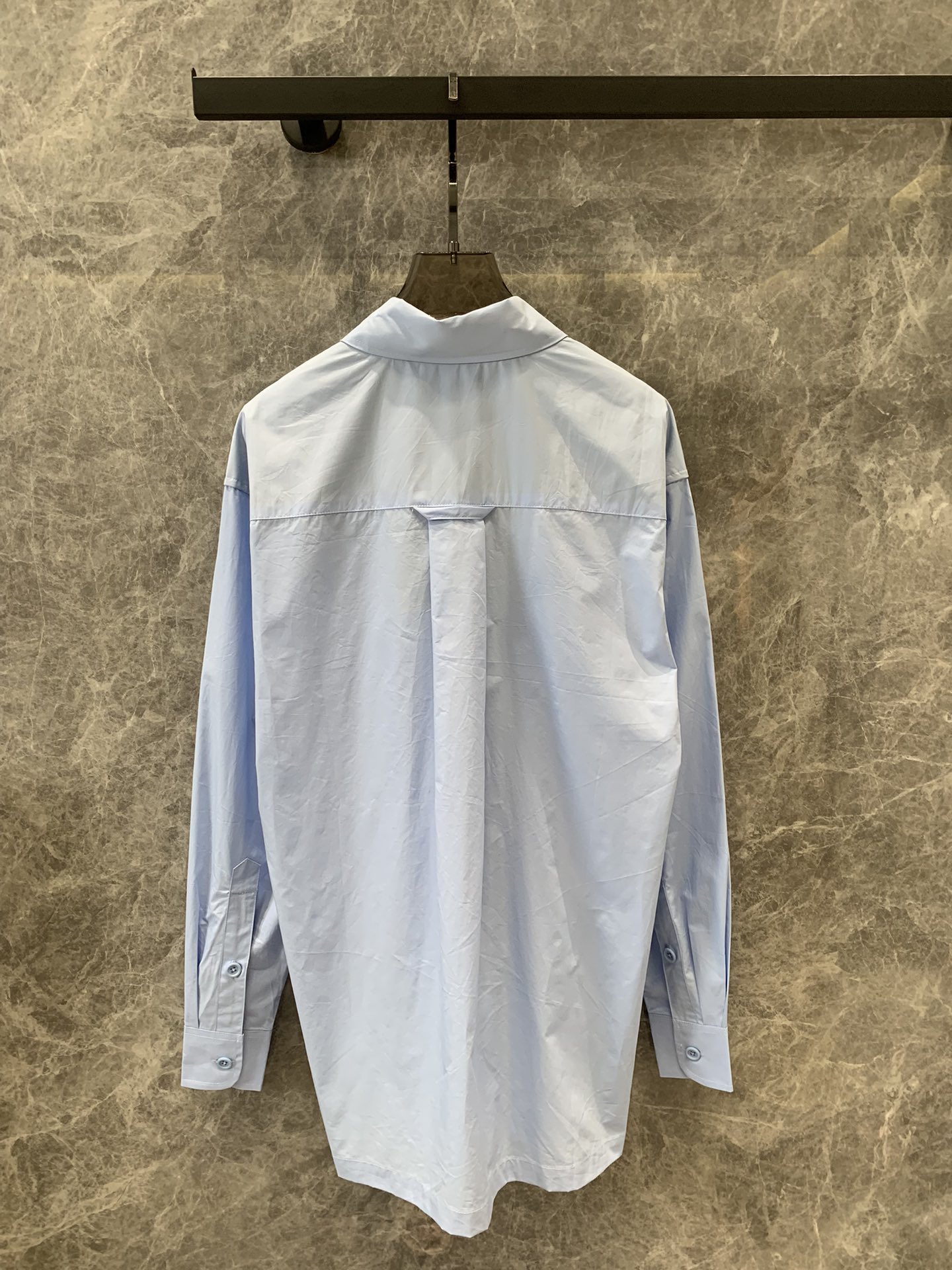 Gucc*24Ss夏季新款微标刺绣翻领长袖衬衫采用定制棉质面料柔和米色与活力色调融为一体迎接新一季的到来