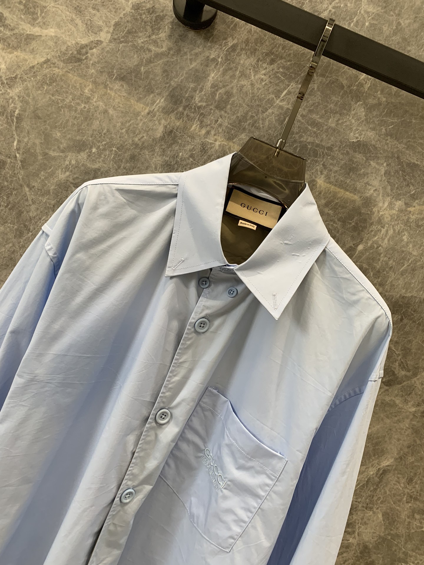 Gucc*24Ss夏季新款微标刺绣翻领长袖衬衫采用定制棉质面料柔和米色与活力色调融为一体迎接新一季的到来
