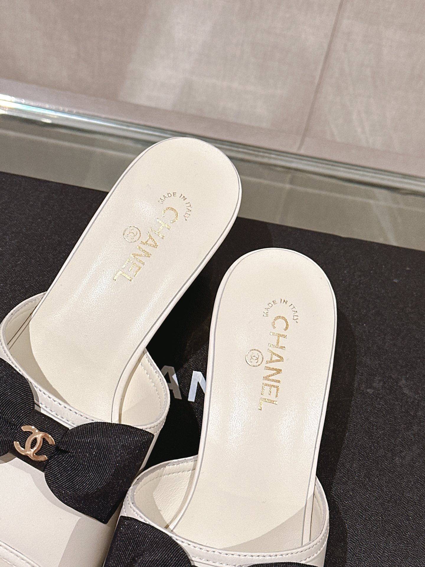 Chanel 24Ss夏季新款CHANE*小香蝴蝶结金属粗跟一字凉拖鞋
