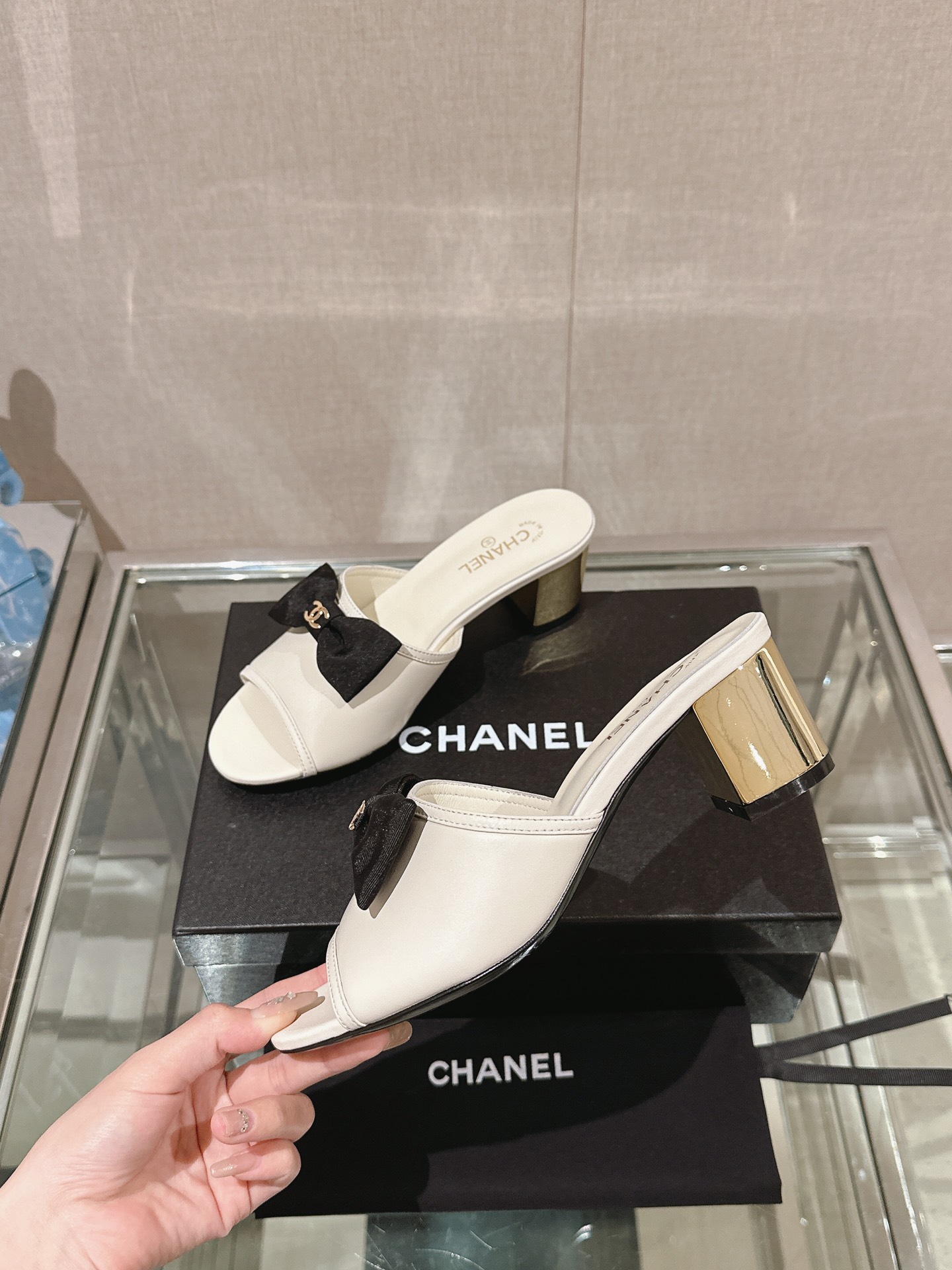 Chanel 24Ss夏季新款CHANE*小香蝴蝶结金属粗跟一字凉拖鞋