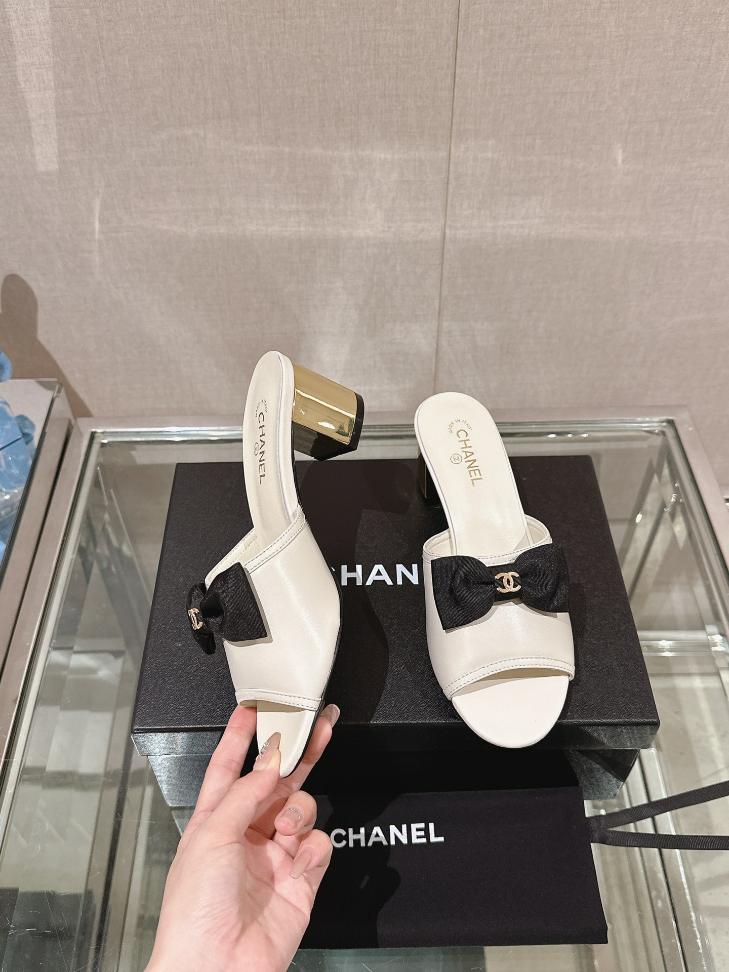 Chanel 24Ss夏季新款CHANE*小香蝴蝶结金属粗跟一字凉拖鞋
