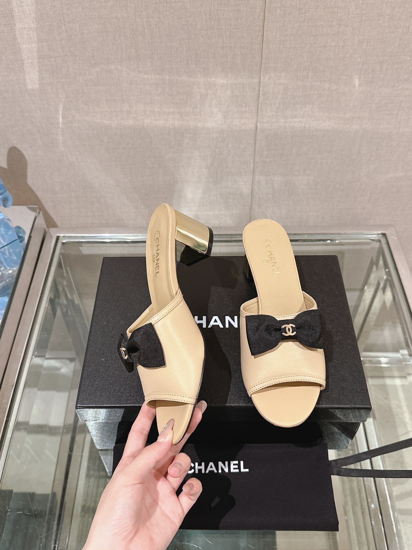 Chanel 24Ss夏季新款CHANE*小香蝴蝶结金属粗跟一字凉拖鞋