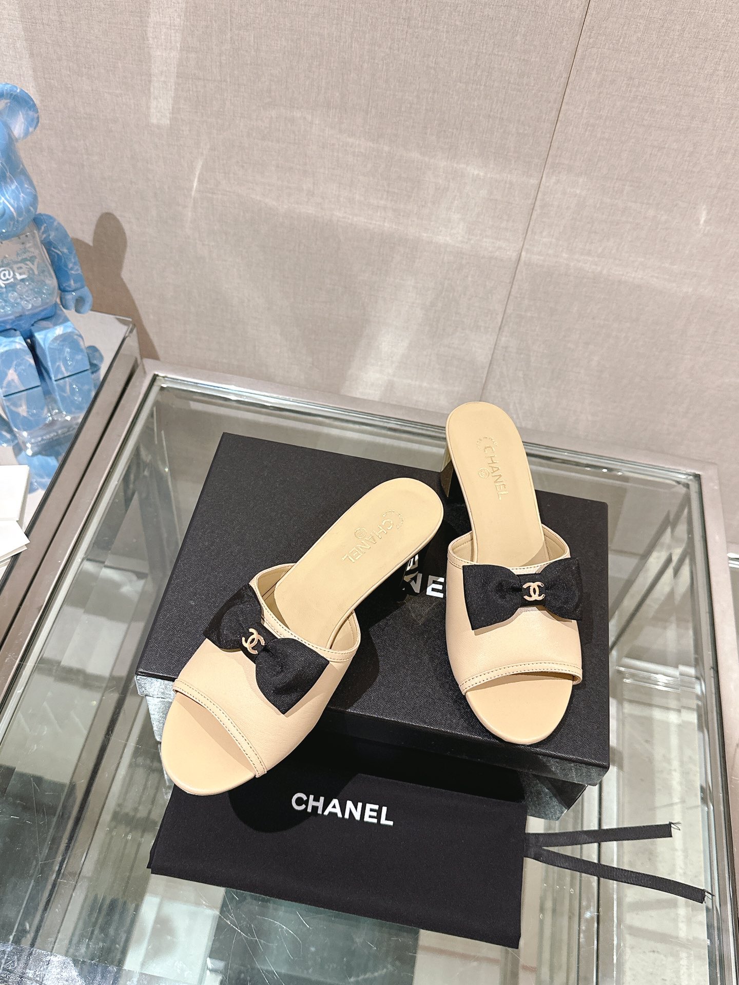 Chanel 24Ss夏季新款CHANE*小香蝴蝶结金属粗跟一字凉拖鞋