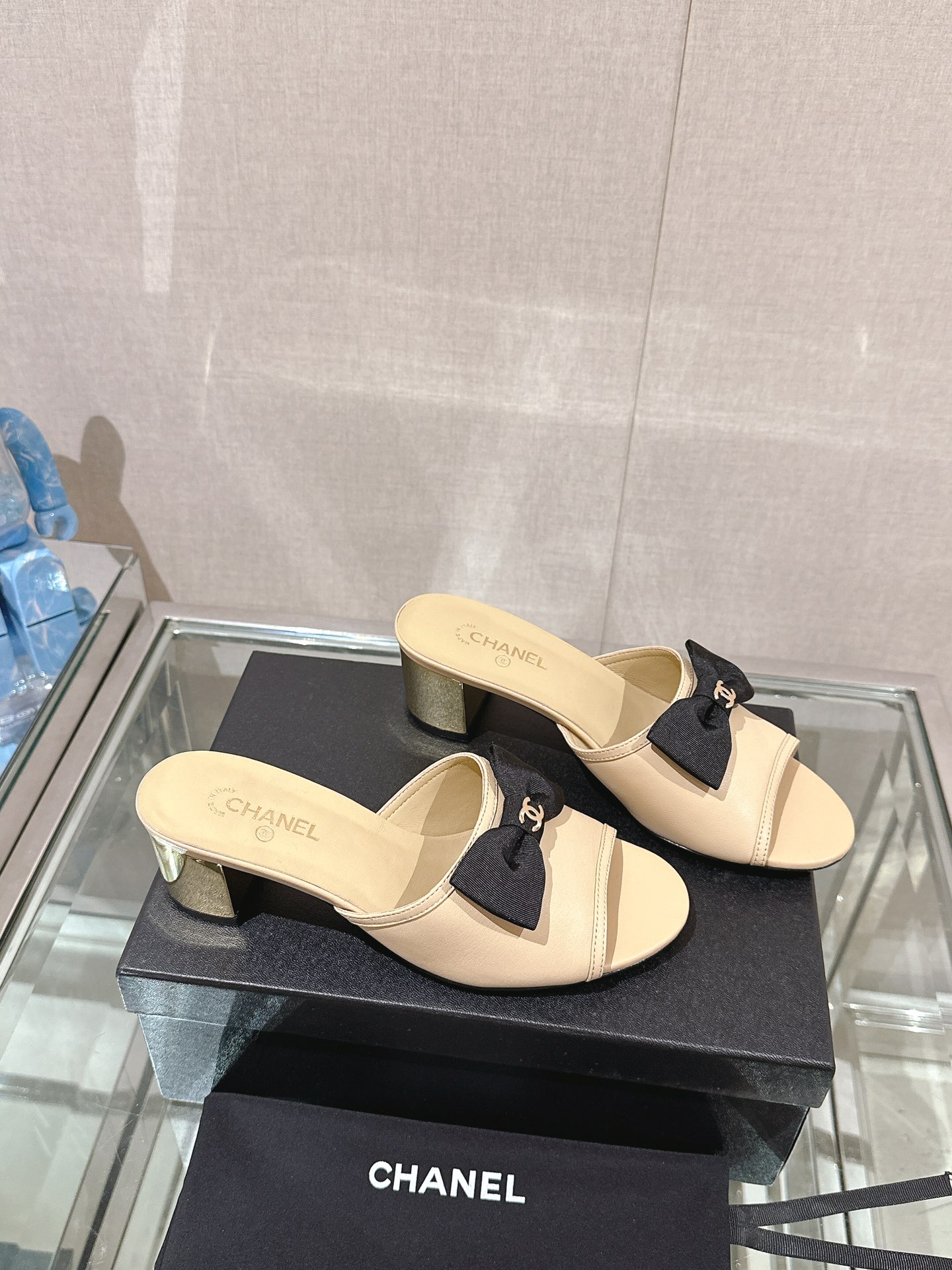 Chanel 24Ss夏季新款CHANE*小香蝴蝶结金属粗跟一字凉拖鞋