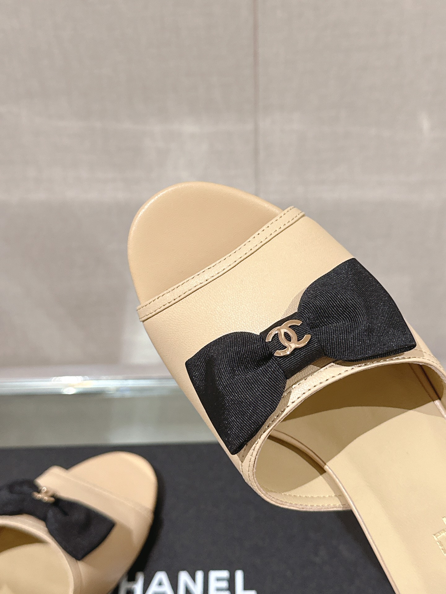 Chanel 24Ss夏季新款CHANE*小香蝴蝶结金属粗跟一字凉拖鞋