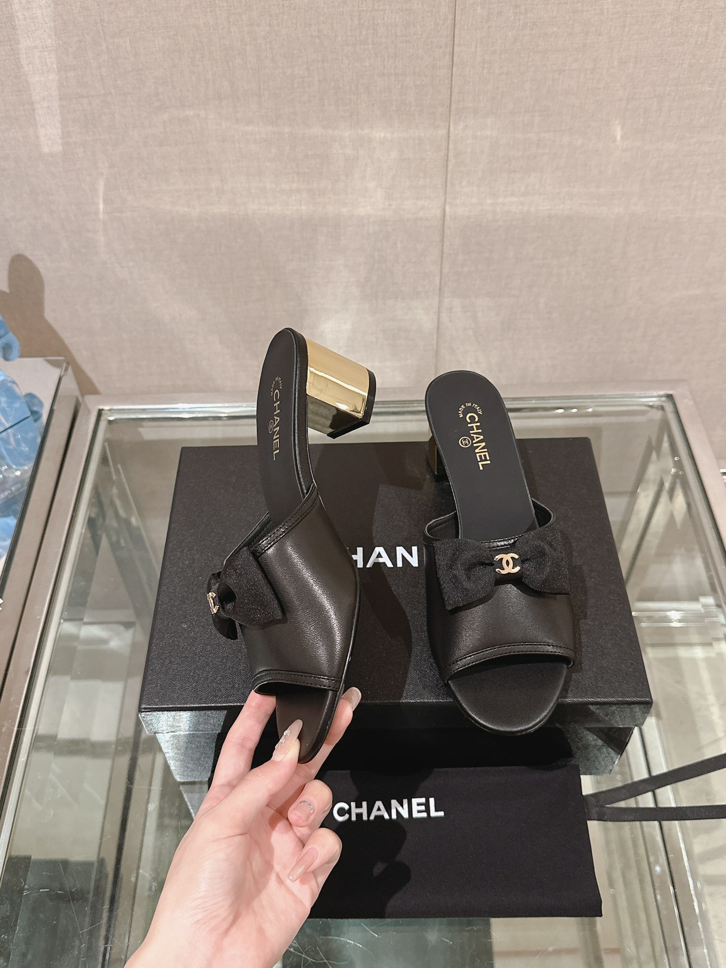 Chanel 24Ss夏季新款CHANE*小香蝴蝶结金属粗跟一字凉拖鞋