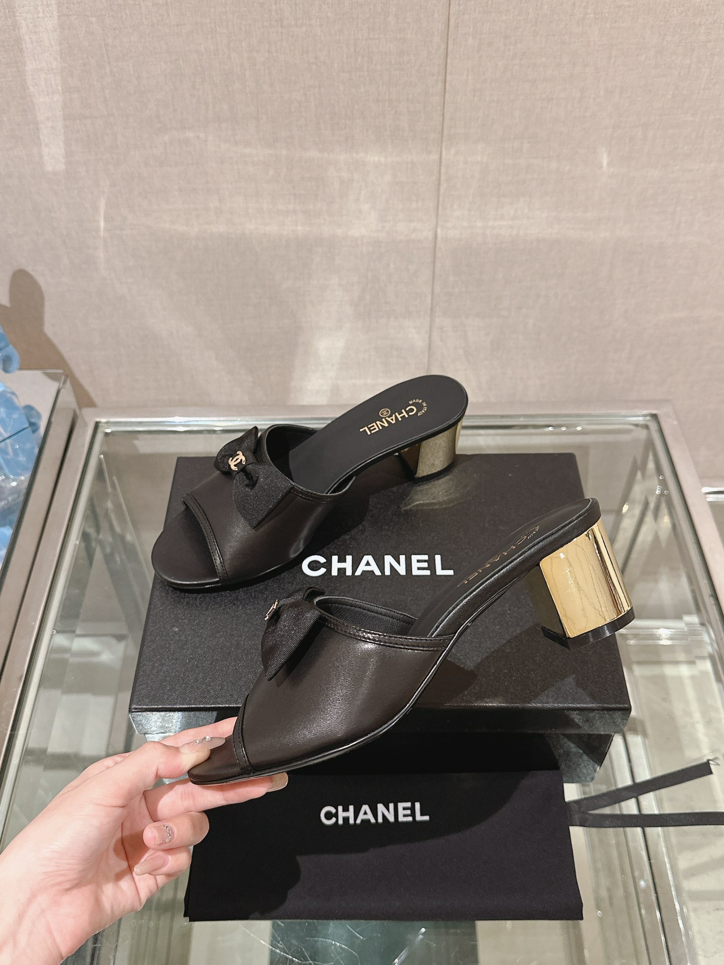 Chanel 24Ss夏季新款CHANE*小香蝴蝶结金属粗跟一字凉拖鞋