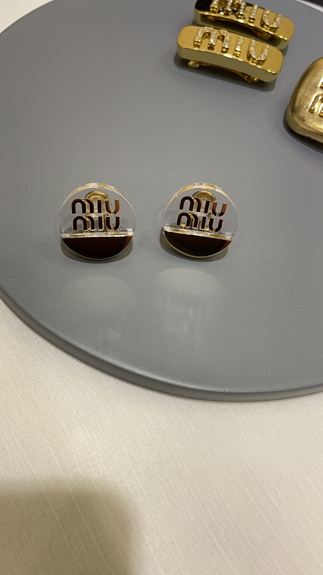 今日到货▫️购入yb\n新款金色字母透明亚克力拼接金属圆形耳夹\n\n透明亚克力非常有夏天的感觉\n极简高级随意搭配都很时髦气质\n耳夹款适合每一个小仙女买到赚到\n\n独家zp版定制cnc配件黄铜材质\n耳夹带包装盒
