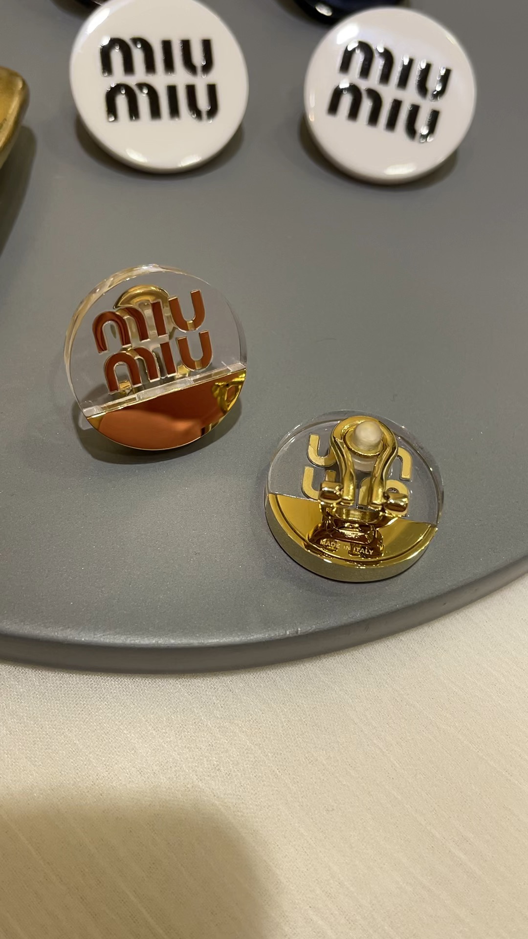 减龄少女感是夏天的感觉\n新款金色字母透明亚克力拼接金属圆形耳夹