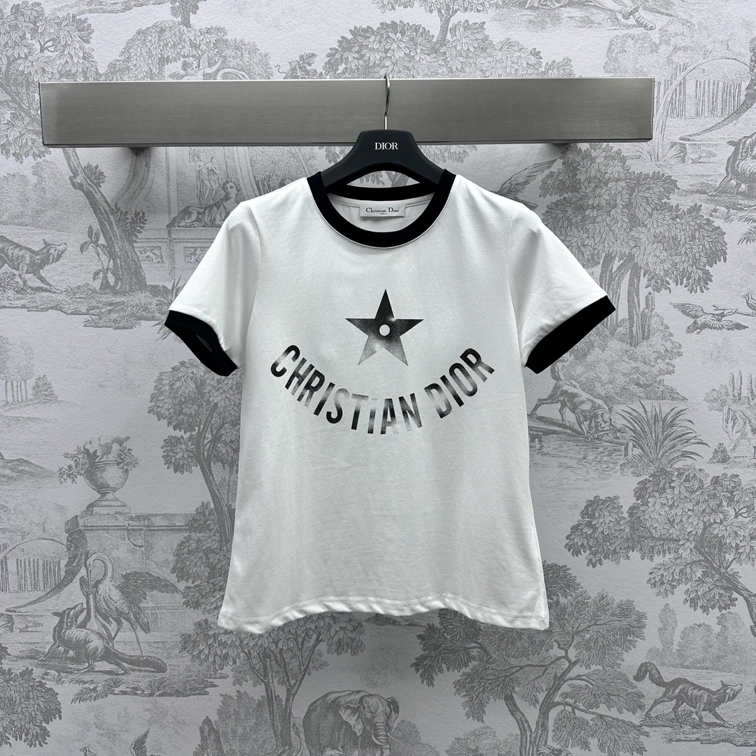 NO:696504,Dio* new product launches with letter printing customized YB imported twill cotton material. The texture is comfortable and skin-friendly. It is treated with the old gradient process to show retro star letter decoration. Contrast color design with threads on the sleeves and neckline. Simple and versatile. Development of surface accessories. Regular fit tailoring. The upper body looks slim and fashionable. High version 2 colors, dior,19860909Dio*新品上架字母印花定制YB进口斜纹棉材质 质感舒适亲肤 沿用做旧渐变工艺处理 呈现出复古星星字母装饰 手袖领口螺纹撞色设计 简约百搭 面辅料开发 常规版型剪裁 上身显瘦时髦   高版本2色,,dior,,Women's clothing