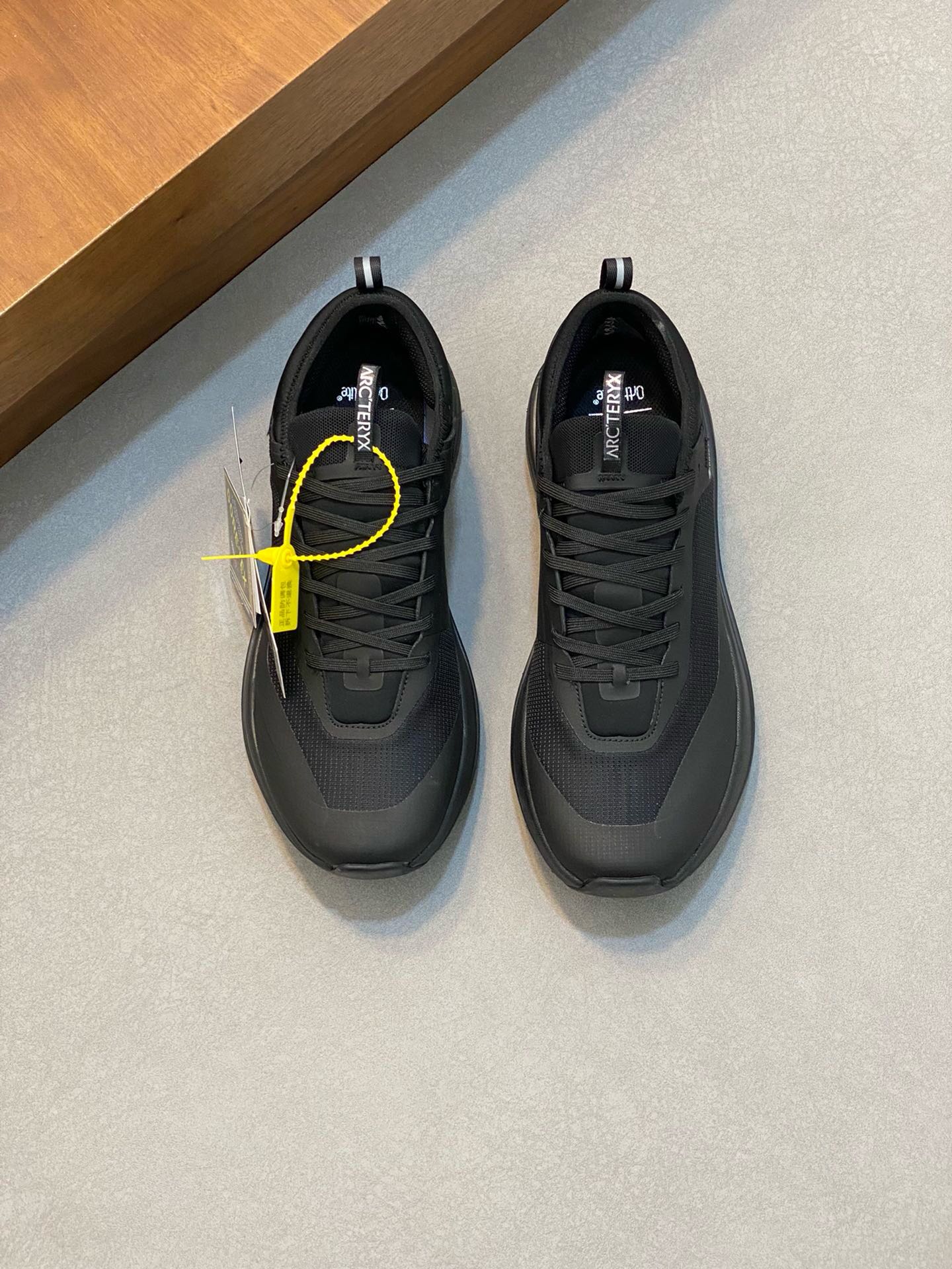 NO:218433,ARC'TERYX/Archaew Bird SOLANO LEATHER GORE-TEX Covered waterproof men's high-top casual shoes The new Solano is specially designed for everyday cities, with ultra-light, soft, comfortable, breathable matte fabric, and all-leather shoes with GTX waterproof film. It has a very texture, and breathable cotton insoles bring you all-weather foot comfort!  Vibram rubber outsole is wear-resistant, non-slip and lightweight. It is comfortable, light and breathable on the upper foot, and it is not tired after a long time of wearing. It is worth having!  Size 39-40-41-42-43-44 (45 customized) standard leather shoe size, arc'teryx19860909ARC‘TERYX/始祖鸟 SOLANO LEATHER GORE-TEX 覆盖防水男款高帮休闲鞋 全新的Solano专为日常都市设计,超轻柔软舒适透气磨砂面料,拼接GTX防水膜的全皮质鞋款,极具质感,透气棉鞋垫给您带来全天候的脚部舒适！Vibram橡胶外底耐磨防滑轻便.上脚舒适轻便透气,久穿不累,值得拥有！ 码数39-40-41-42-43-44（45订做）标准皮鞋码,arc'teryx,Men's shoes