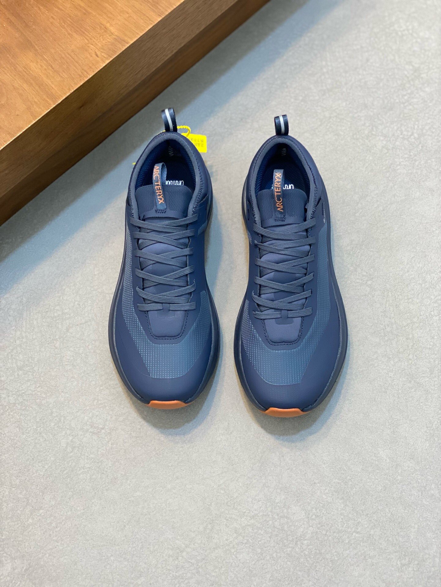 NO:218437,ARC'TERYX/Archaew Bird SOLANO LEATHER GORE-TEX Covered waterproof men's high-top casual shoes The new Solano is specially designed for everyday cities, with ultra-light, soft, comfortable, breathable matte fabric, and all-leather shoes with GTX waterproof film. It has a very texture, and breathable cotton insoles bring you all-weather foot comfort!  Vibram rubber outsole is wear-resistant, non-slip and lightweight. It is comfortable, light and breathable on the upper foot, and it is not tired after a long time of wearing. It is worth having!  Size 39-40-41-42-43-44 (45 customized) standard leather shoe size, arc'teryx19860909ARC‘TERYX/始祖鸟 SOLANO LEATHER GORE-TEX 覆盖防水男款高帮休闲鞋 全新的Solano专为日常都市设计,超轻柔软舒适透气磨砂面料,拼接GTX防水膜的全皮质鞋款,极具质感,透气棉鞋垫给您带来全天候的脚部舒适！Vibram橡胶外底耐磨防滑轻便.上脚舒适轻便透气,久穿不累,值得拥有！ 码数39-40-41-42-43-44（45订做）标准皮鞋码,arc'teryx,Men's shoes