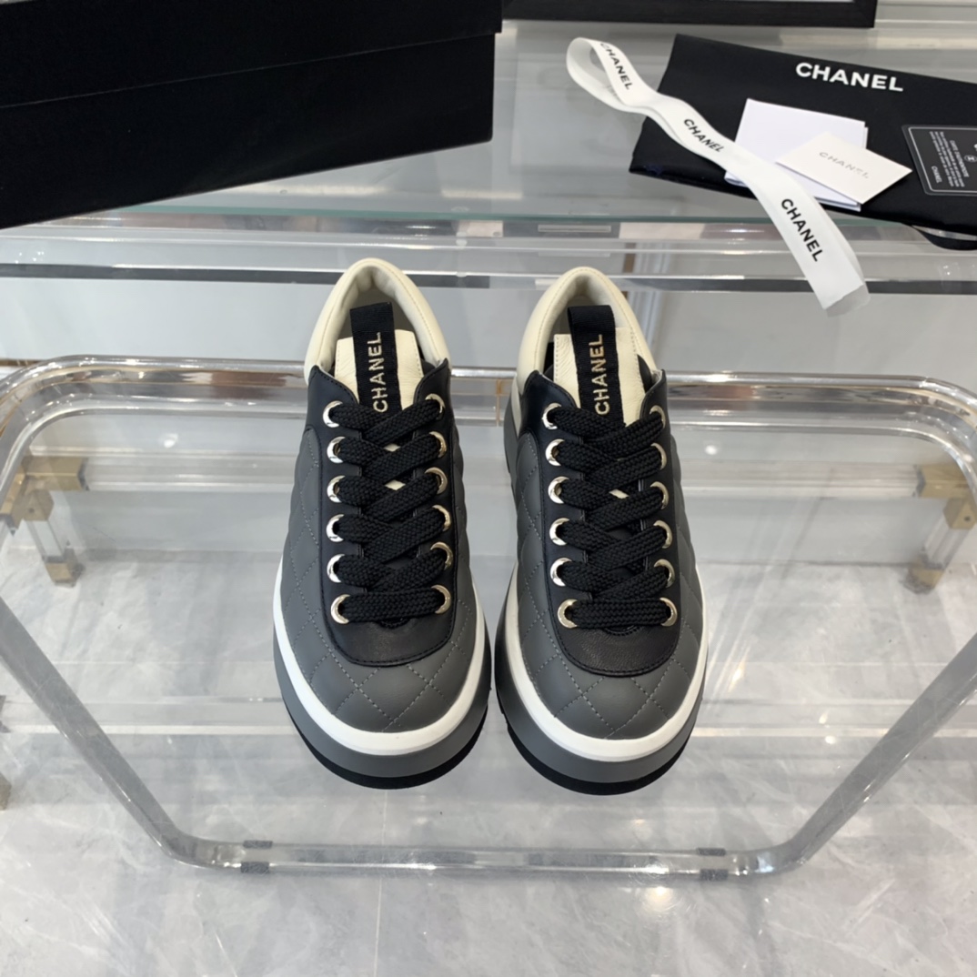 NO:173880,Chanel's new casual shoes top version (never not the super-relocated fabric in the market) is very fashionable and comfortable and versatile. Original imported sheepskin upper sheepskin lining original combination sole Size: 35-40, casual shoes/sports shoes, chanel, sneakers, sheepskin19860909Chanel新款休闲鞋顶级版本（绝非市场超迁面料）时尚感十足 上脚超舒适百搭 原版进口羊皮鞋面 羊皮内里 原版组合大底 Size:35-40,休闲鞋/运动鞋,chanel,sneakers,sheepskin,Women's Shoes