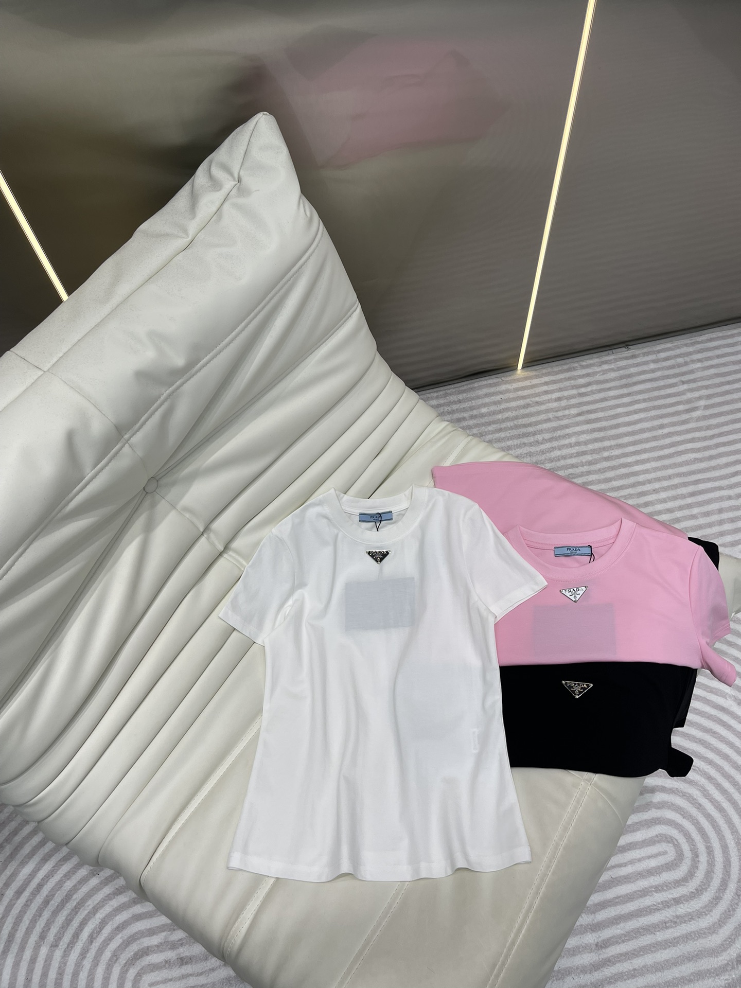 Prada Vêtements T-Shirt AAA + réplique
 Noir Couleur rose Blanc Coton Série printemps Manches courtes
