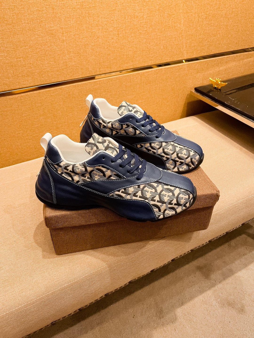 NO:730454,[Gucci] The latest masterpiece of the high-end men's shoe brand official website 11 is made of Italian imported first-layer cowhide with a comfortable and breathable lining and original non-slip and wear-resistant outsole, making walking more convenient and comfortable!  Exclusive new model, stunning work, Midea 11 replica [color] compared with official quality!  Create a fashionable personality to set off your uniqueness!  A must-have for trendy men! Classic size: 38-44 Color 1 color optional,cowhide19860909【 古奇】男鞋高端品牌 官网11最新力作鞋面采用意大利进口头层牛皮搭配舒适透气内里原版防滑耐磨大底制作,让行走更加便捷舒适！独家新款,惊世之作,与官方的质量相比美的11复刻[色]！打造时尚个性衬托你的与众不同！潮男必备!经典尺码:38-44 颜色 1色可选,,cowhide,Men's shoes