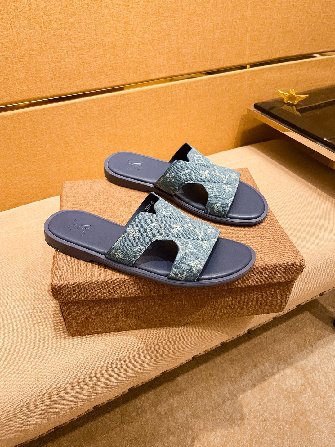 NO:273318,New model is available [LV Louis Vuitton, custom-made with mold, original upgraded version, lighter and non-slip. Top quality in the market, fashion and trendy, versatile and hot, simple and tasteful, must-have for trendy people, exuding a fashionable and casual atmosphere, fashion is right under your feet, full of confidence, the same spring and summer slippers in the counter are coming, it is super beautiful to wear, 38-442 colors available, louis vuitton, louis vuitton, slippers19860909新款上市【LV路易威登 开模定制,原版升级版大底,更轻便,防滑.市场顶级品质,,时尚主打潮流,百搭爆款,简单不失品味,潮人必备,散发时尚休闲气息,时尚就在脚下,自信满满,专柜同款春夏季拖鞋的季节来了,穿起来超级唯美, ,38-442色可选,,louis vuitton,louis vuitton,slippers,Men's shoes