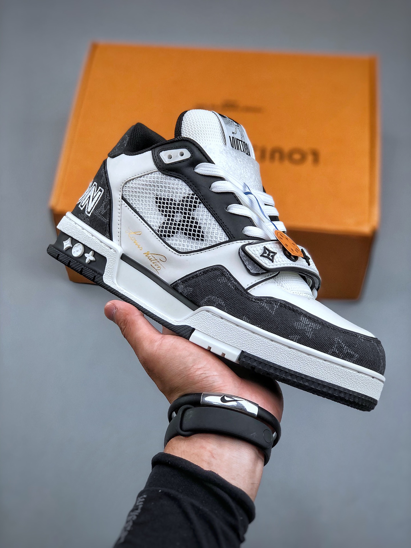 700  LOUIS VUITTON Trainer LV 路易威登