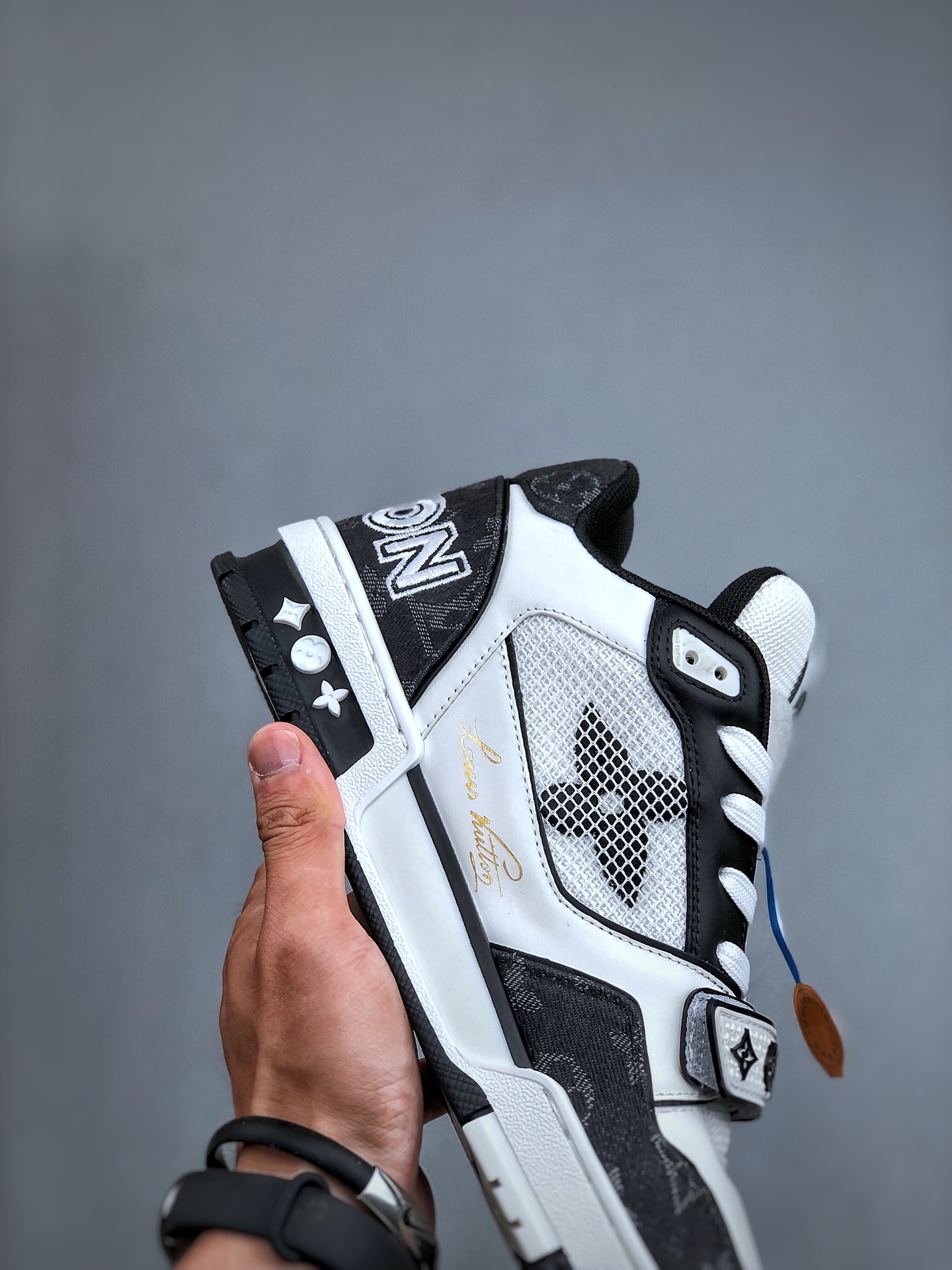 700  LOUIS VUITTON Trainer LV 路易威登