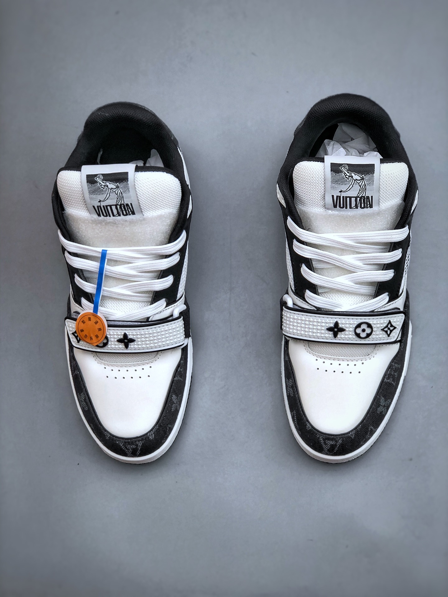 700  LOUIS VUITTON Trainer LV 路易威登
