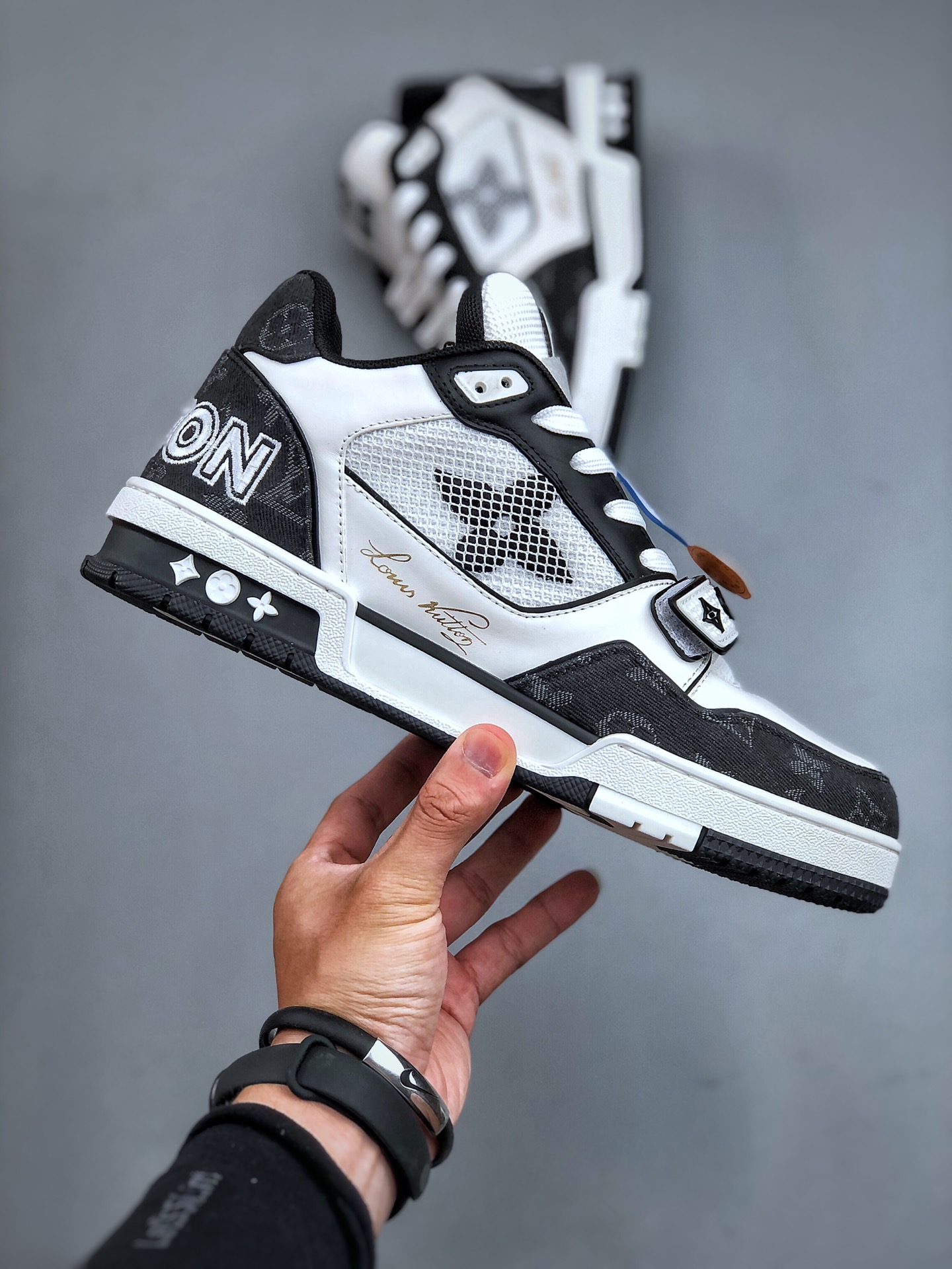 700  LOUIS VUITTON Trainer LV 路易威登