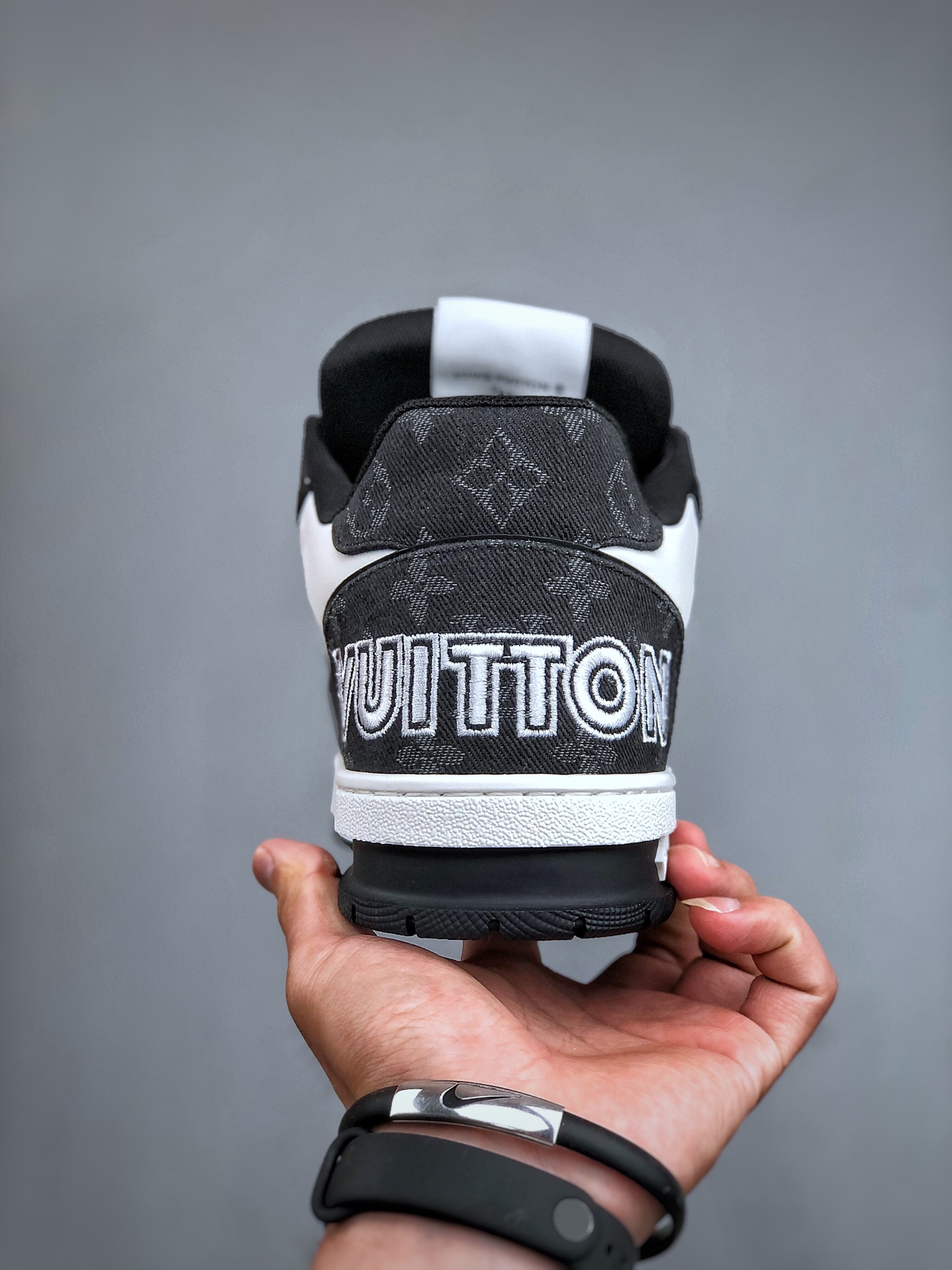 700  LOUIS VUITTON Trainer LV 路易威登