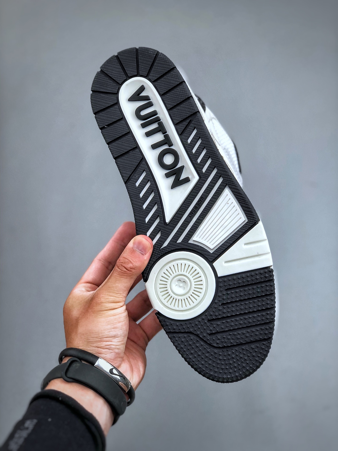 700  LOUIS VUITTON Trainer LV 路易威登