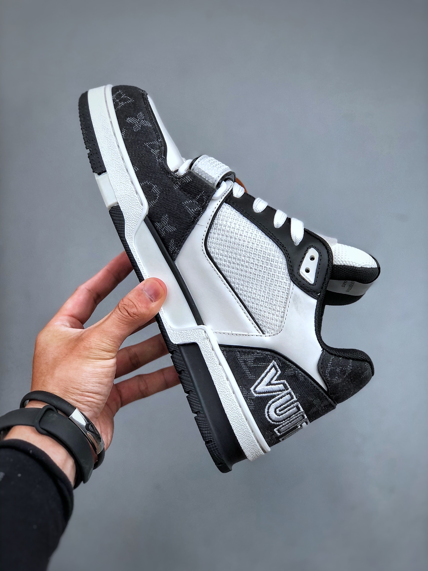 700  LOUIS VUITTON Trainer LV 路易威登