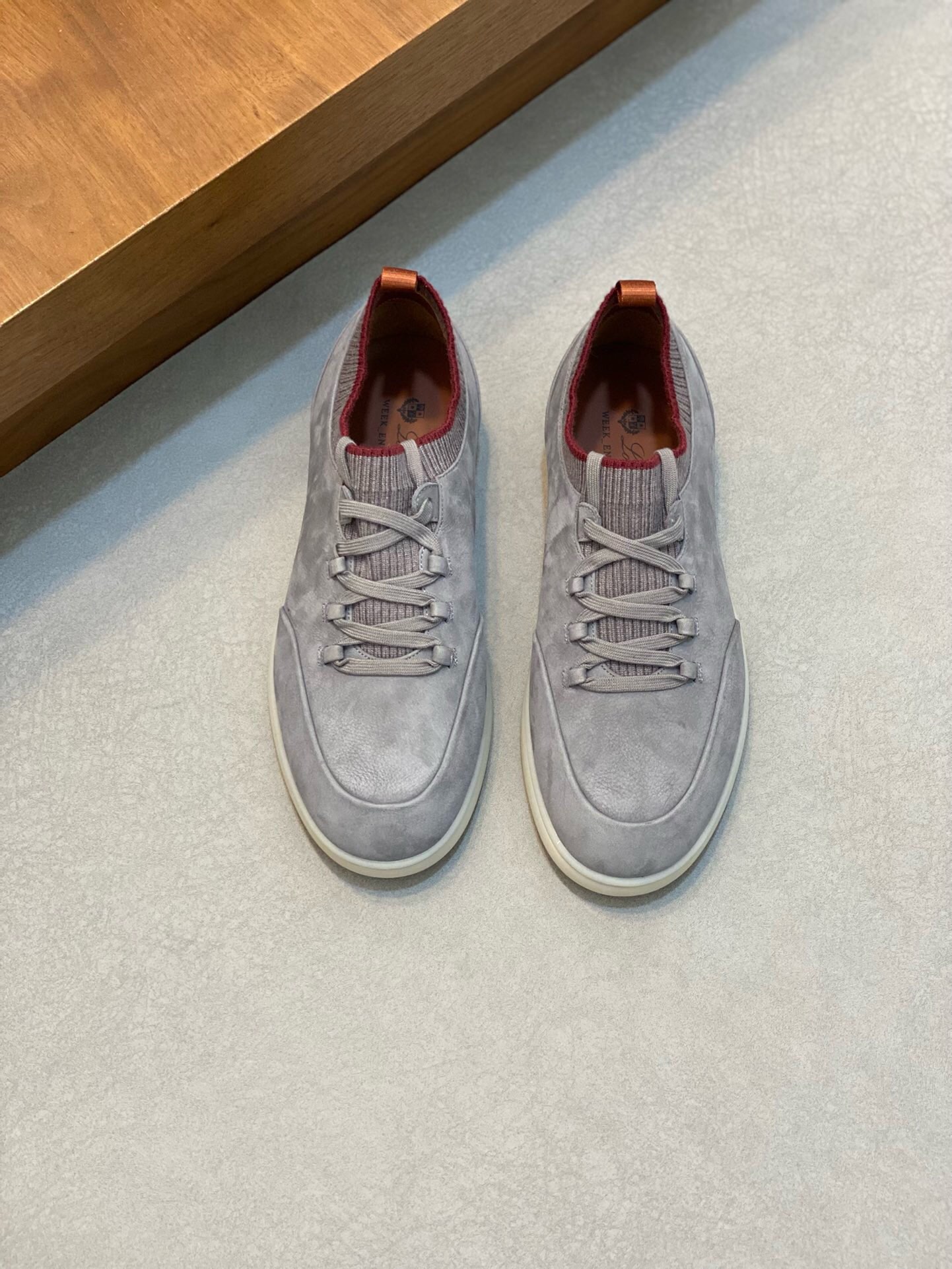 NO:217216,Brand Loro Piana color original color matching code number 39-45 customized 46.47 price Material Nouo Pianya autumn hot product shipped!  The window style LoroPiana mesh cowhide casual sports men's shoes This casual shoe is knitted with Wind fiber, presenting a unique three-dimensional effect. The unique style is slightly narrowed in the middle and is embellished with Naba Leather. The light rubber sole and edge studs enhance grip and stability. The functional details of the shoe are full of modern aesthetics. The upper uses hot melt edge sealing process. The light technical material of the Kummel color rubber outsole is inlaid with cushioning pads on the inner side of the sole, which makes the weight distribution more even and reduces the load during travel. The leather eyelets are directly placed on the upper fixed to the sole to ensure stability. The rear is equipped with cushioning pads to enhance the comfort of wearing. LP casual shoes, loro piana, loro piana, cowhide19860909品牌Loro Piana 颜色原版配色 码数39-45定做46.47 价格 材质诺悠翩雅秋季爆款出货！橱窗款LoroPiana网面牛皮休闲运动男鞋 这款休闲鞋采用Wind纤维针织而成,呈现出别致的立体效果,独特的版型在中段轻微变窄,并以纳巴革细节点缀.轻盈橡胶鞋底和边缘的鞋钉增强抓地力和稳定性,充满现代美感的功能细节设计为鞋子平添了运动风格.鞋面使用热熔封边工艺 Kummel色橡胶外底的轻盈技术材料鞋底内侧镶嵌着缓冲垫,让重量分配更平均,减轻行进间的负荷 皮革鞋眼直接设于固定在鞋底的鞋面上,以确保稳定性 后部搭配缓冲垫,以提升穿着舒适感,LP休闲鞋,loro piana,loro piana,cowhide,Men's shoes