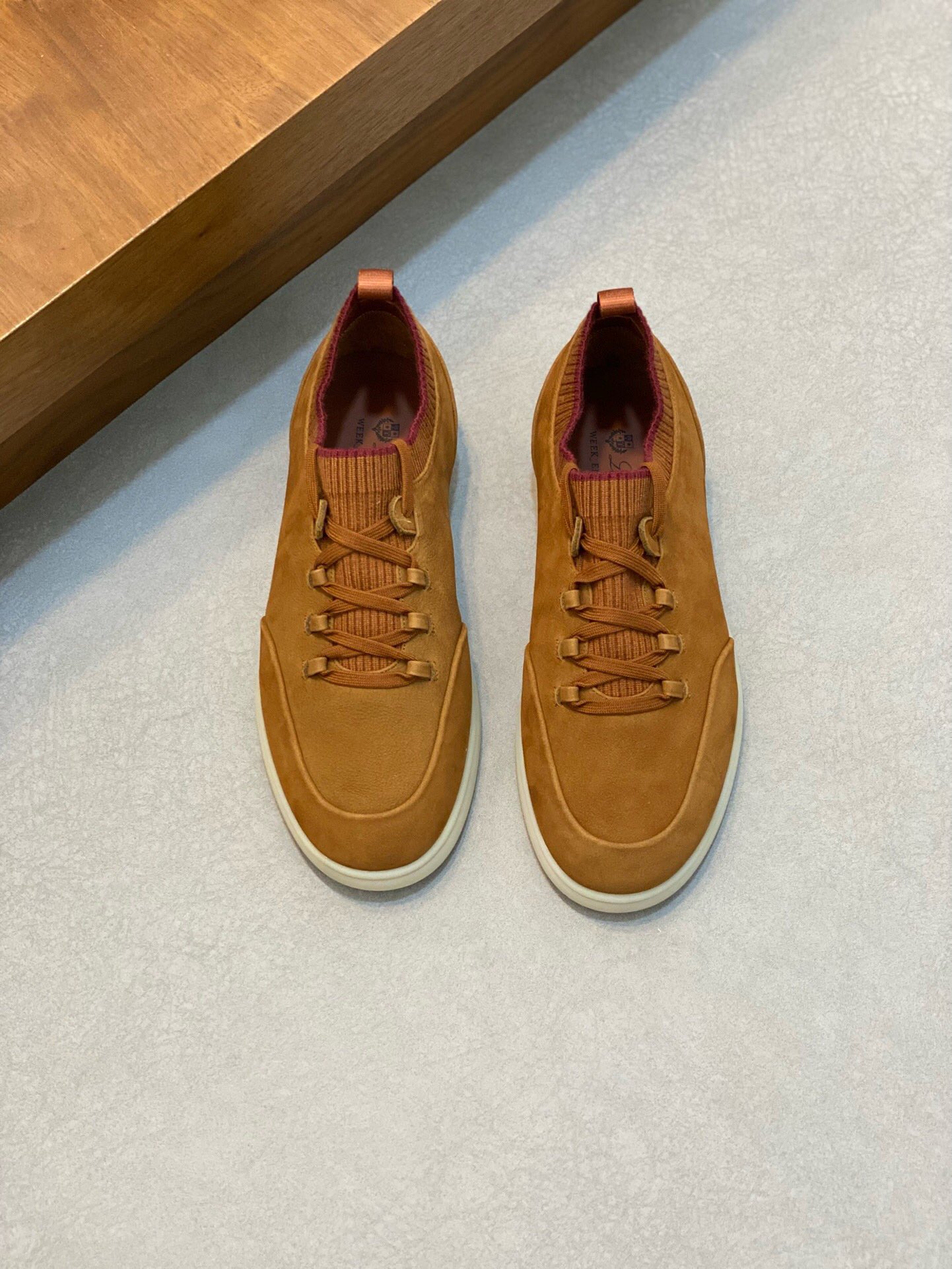 NO:218800,Brand Loro Piana color original color matching code number 39-45 customized 46.47 price Material Nouo Pianya autumn hot product shipped!  The window style LoroPiana mesh cowhide casual sports men's shoes This casual shoe is knitted with Wind fiber, presenting a unique three-dimensional effect. The unique style is slightly narrowed in the middle and is embellished with Naba Leather. The light rubber sole and edge studs enhance grip and stability. The functional details of the shoe are full of modern aesthetics. The upper uses hot melt edge sealing process. The light technical material of the Kummel color rubber outsole is inlaid with cushioning pads on the inner side of the sole, which makes the weight distribution more even and reduces the load during travel. The leather eyelets are directly placed on the upper fixed to the sole to ensure stability. The rear is equipped with cushioning pads to enhance the comfort of wearing. LP casual shoes, loro piana, loro piana, cowhide19860909品牌Loro Piana 颜色原版配色 码数39-45定做46.47 价格 材质诺悠翩雅秋季爆款出货！橱窗款LoroPiana网面牛皮休闲运动男鞋 这款休闲鞋采用Wind纤维针织而成,呈现出别致的立体效果,独特的版型在中段轻微变窄,并以纳巴革细节点缀.轻盈橡胶鞋底和边缘的鞋钉增强抓地力和稳定性,充满现代美感的功能细节设计为鞋子平添了运动风格.鞋面使用热熔封边工艺 Kummel色橡胶外底的轻盈技术材料鞋底内侧镶嵌着缓冲垫,让重量分配更平均,减轻行进间的负荷 皮革鞋眼直接设于固定在鞋底的鞋面上,以确保稳定性 后部搭配缓冲垫,以提升穿着舒适感,LP休闲鞋,loro piana,loro piana,cowhide,Men's shoes