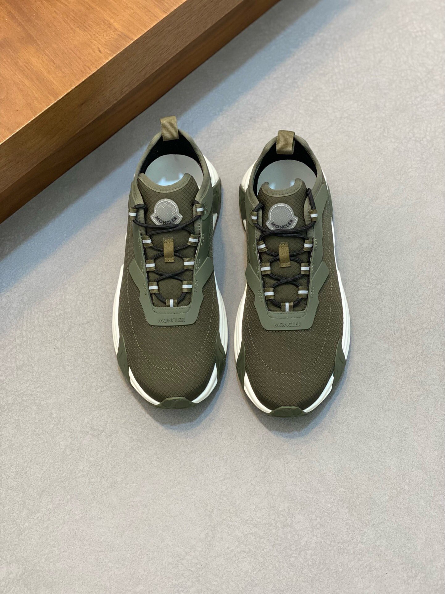 NO:218148,Brand MONCLER Color original color matching Size 39-44 Custom made 38.45 Price Material masked new casual white shoes Official website synchronization Upper imported cowhide stitching and splicing design, shoe tongue inlaid with iconic brand round rubber label, iconic three-stripe details, cowhide inner splicing mesh, original molded cowhide latex pad, foot bottom air compressed brand logo, original molded flat rubber foam light sole. Details can reach more than 98, cover-up casual shoes, christian louboutin, Moncler, cowhide19860909品牌MONCLER 颜色原版配色 码数39-44定做38.45 价格 材质蒙口新品休闲小白鞋 官网同步 鞋面意大利进口牛皮缝合拼接设计、鞋舌镶嵌标志性品牌圆胶标、标志性三条纹细节、牛皮内里拼接网布、原版开模牛皮乳胶垫、垫脚底部空压品牌标志LOGO、原版开模平底橡胶发泡轻底.细节与原版可达98以上相似、,蒙口 休闲鞋,christian louboutin,Moncler,cowhide,Men's shoes