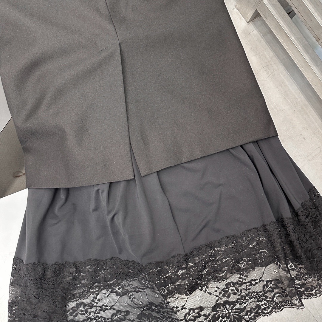 NEW新款半裙采用轻薄透气的羊毛面料拼接精致的蕾丝花边天然纤维具有良好的透气性和吸湿性在炎热的夏季也能保