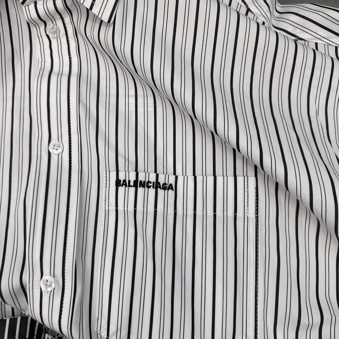 NEW新款衬衫纯棉面料条纹拼接廓形剪裁解构设计元素将条纹与拼接相结合展现出独特的风格廓形剪裁宽松舒适不挑