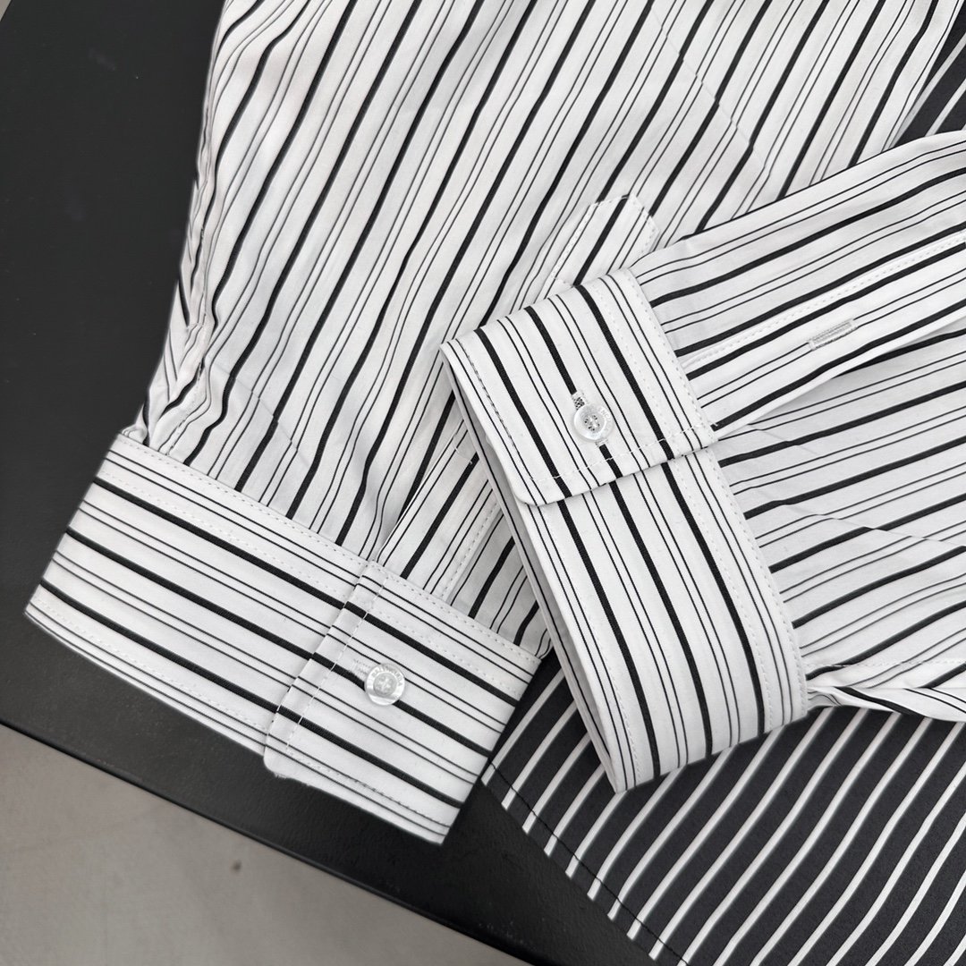 NEW新款衬衫纯棉面料条纹拼接廓形剪裁解构设计元素将条纹与拼接相结合展现出独特的风格廓形剪裁宽松舒适不挑