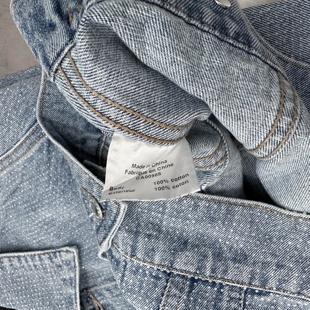 Alexander wang｜新款牛仔外套，纯棉牛仔面布，整身重工高温烫钻工艺，短款高腰版型遮肉显腿长，整身重工同色烫钻