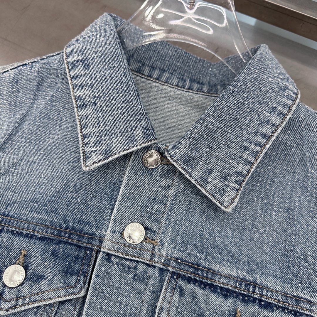 Alexander wang｜新款牛仔外套，纯棉牛仔面布，整身重工高温烫钻工艺，短款高腰版型遮肉显腿长，整身重工同色烫钻