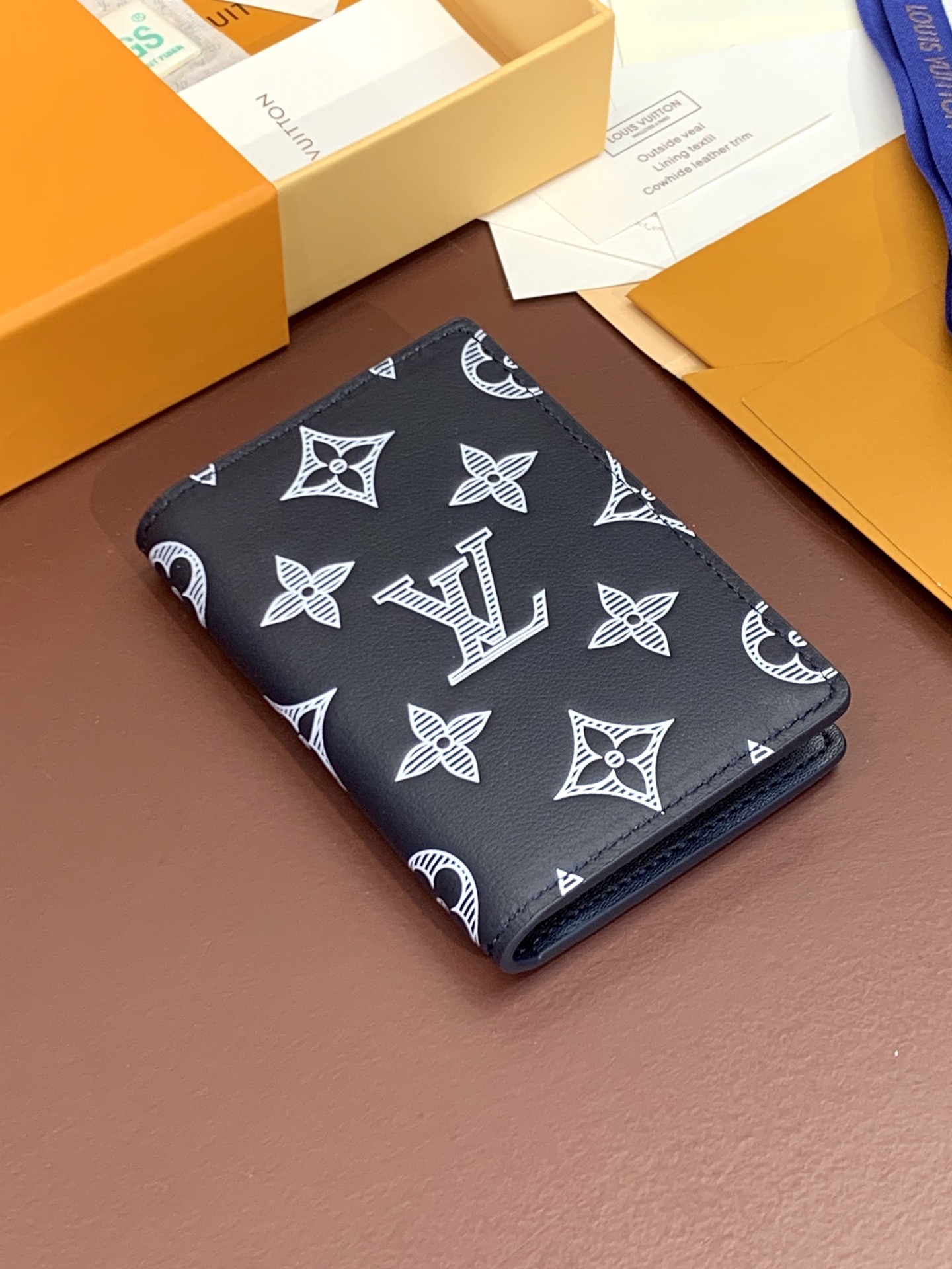 M61696雅蓝！头层牛皮制作！本款以MonogramShadow皮革焕新经典设计柔滑牛皮革含蓄展露标志