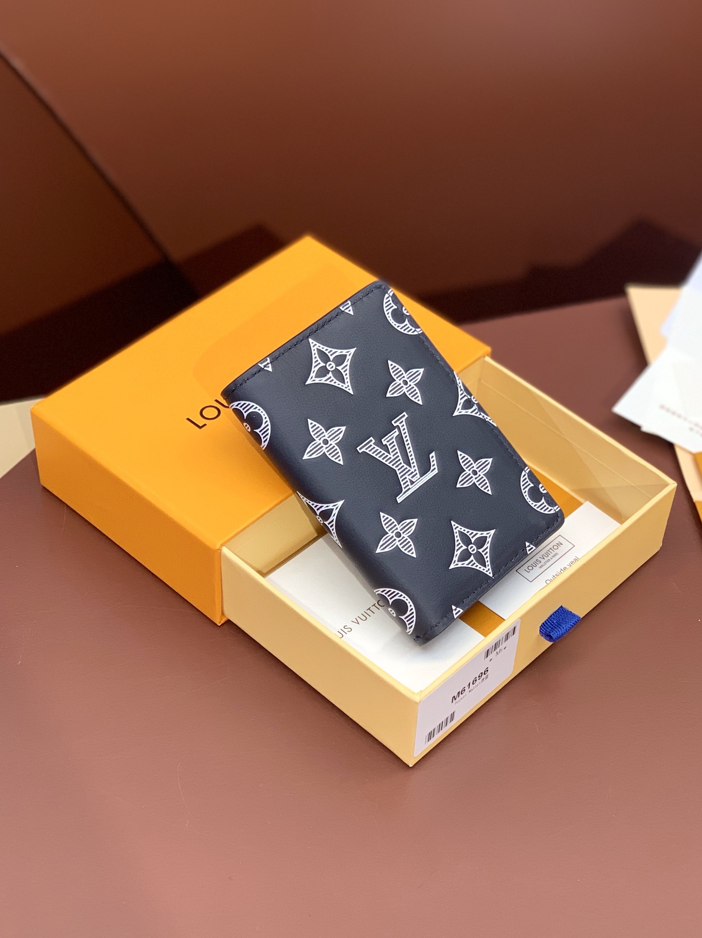 M61696雅蓝！头层牛皮制作！本款以MonogramShadow皮革焕新经典设计柔滑牛皮革含蓄展露标志