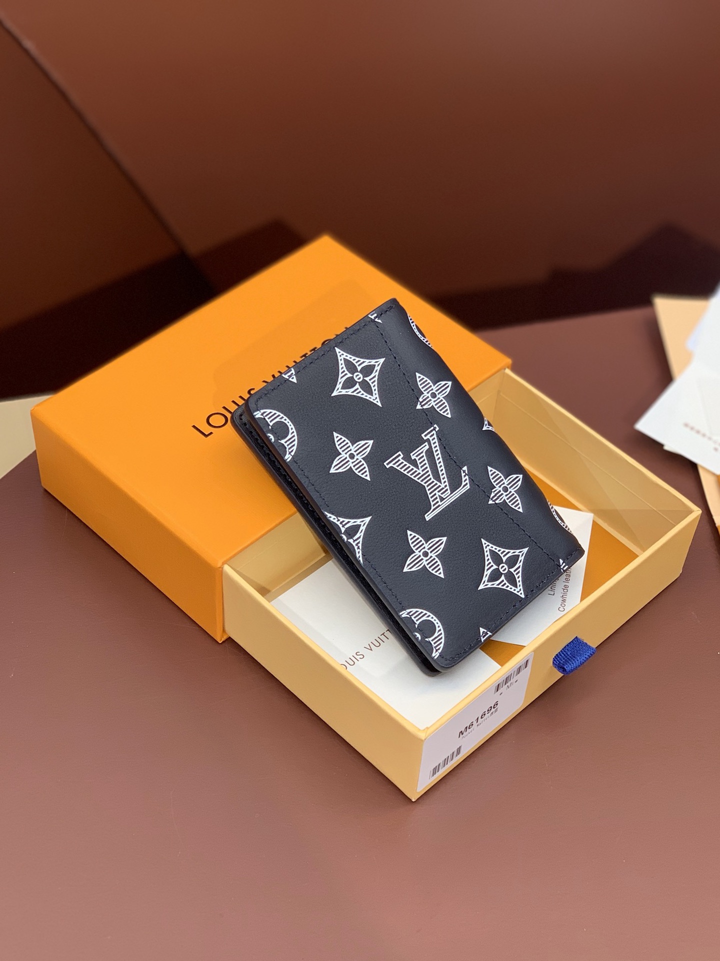 M61696雅蓝！头层牛皮制作！本款以MonogramShadow皮革焕新经典设计柔滑牛皮革含蓄展露标志